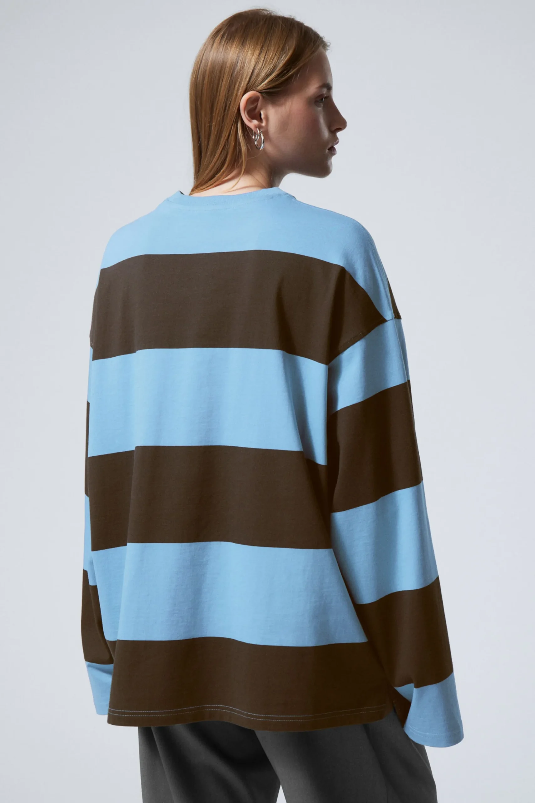 lngrmad_oversized_tshirt_i_bomull_3.webp Weekday Toppar<LÅNGÄRMAD OVERSIZED T-SHIRT I BOMULL