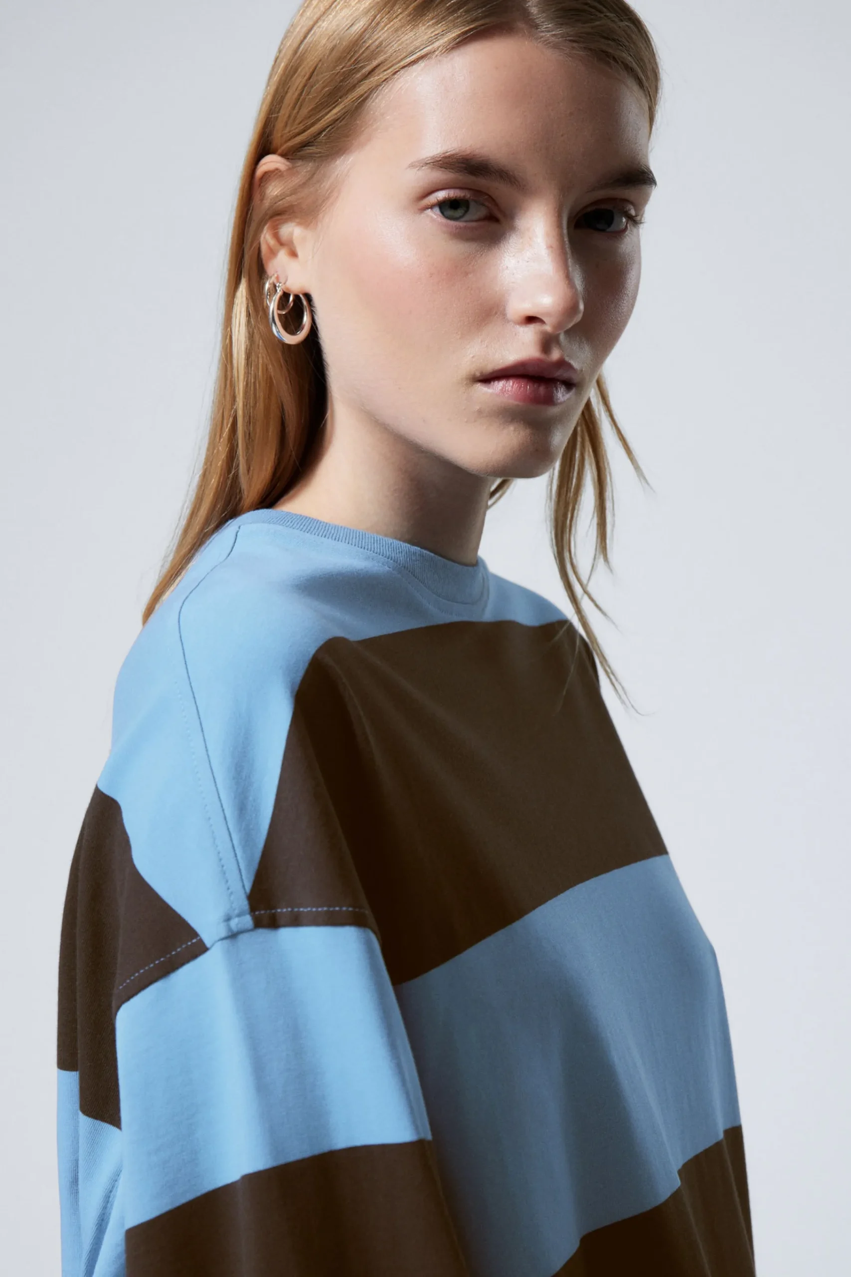 lngrmad_oversized_tshirt_i_bomull_4.webp Weekday Toppar<LÅNGÄRMAD OVERSIZED T-SHIRT I BOMULL