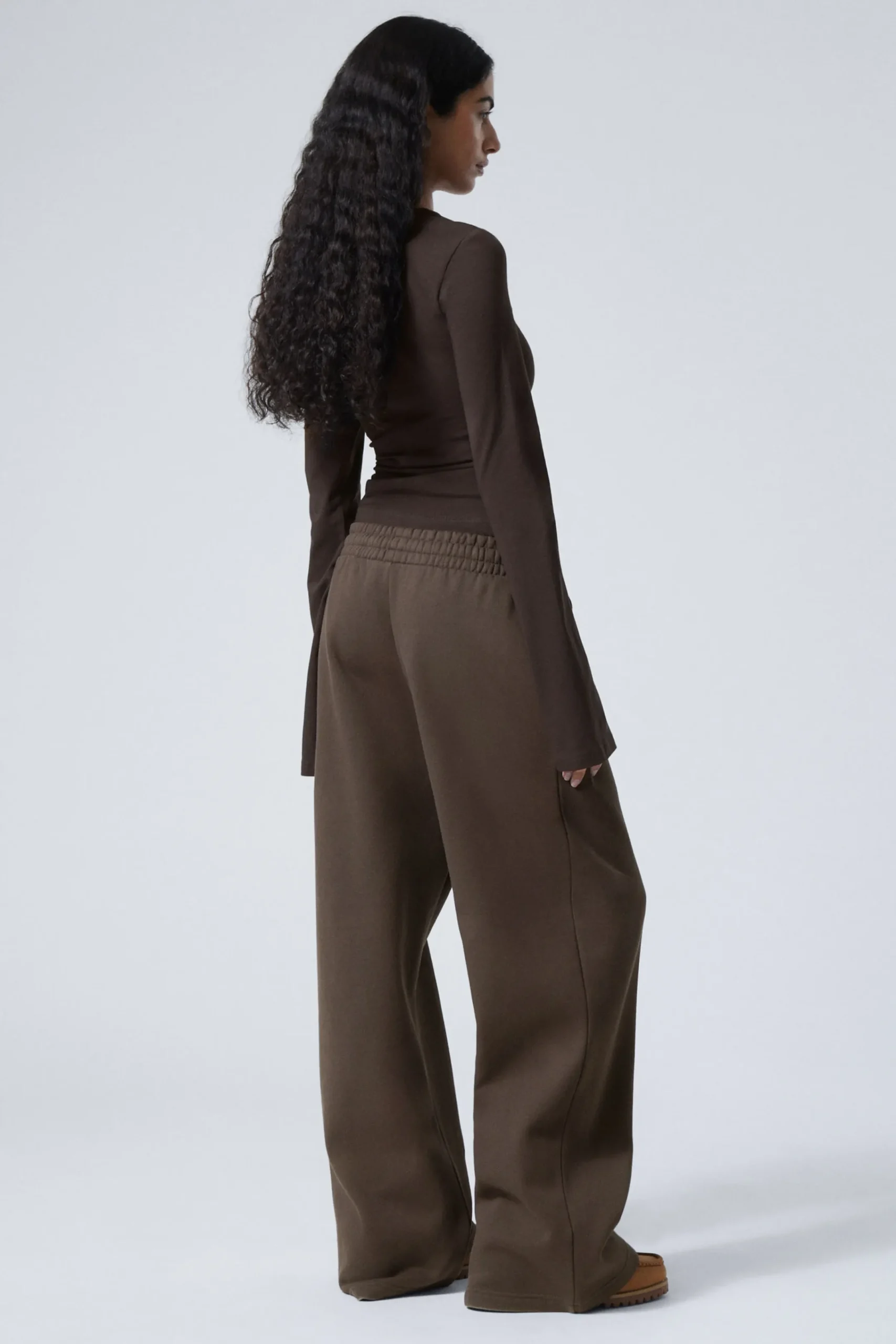 loose_long_heavyweight_sweatpants_2-2.webp Weekday Byxor<LOOSE LONG HEAVYWEIGHT SWEATPANTS