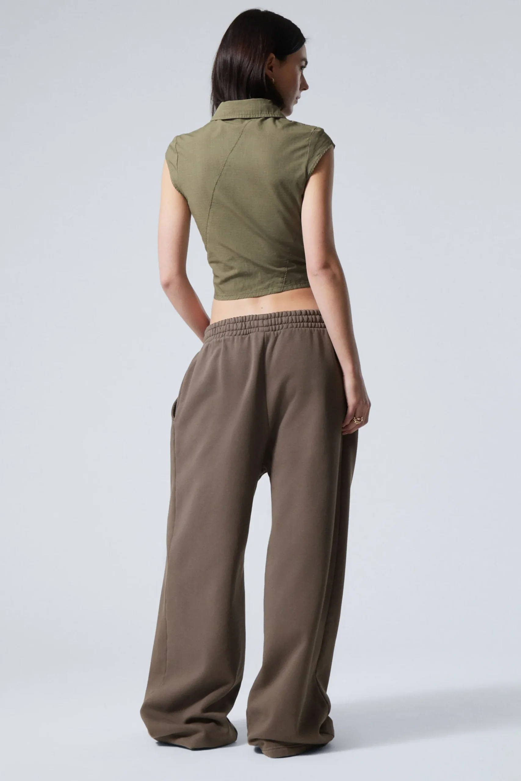 loose_long_heavyweight_sweatpants_2-3.webp Weekday Byxor | Basplagg<LOOSE LONG HEAVYWEIGHT SWEATPANTS