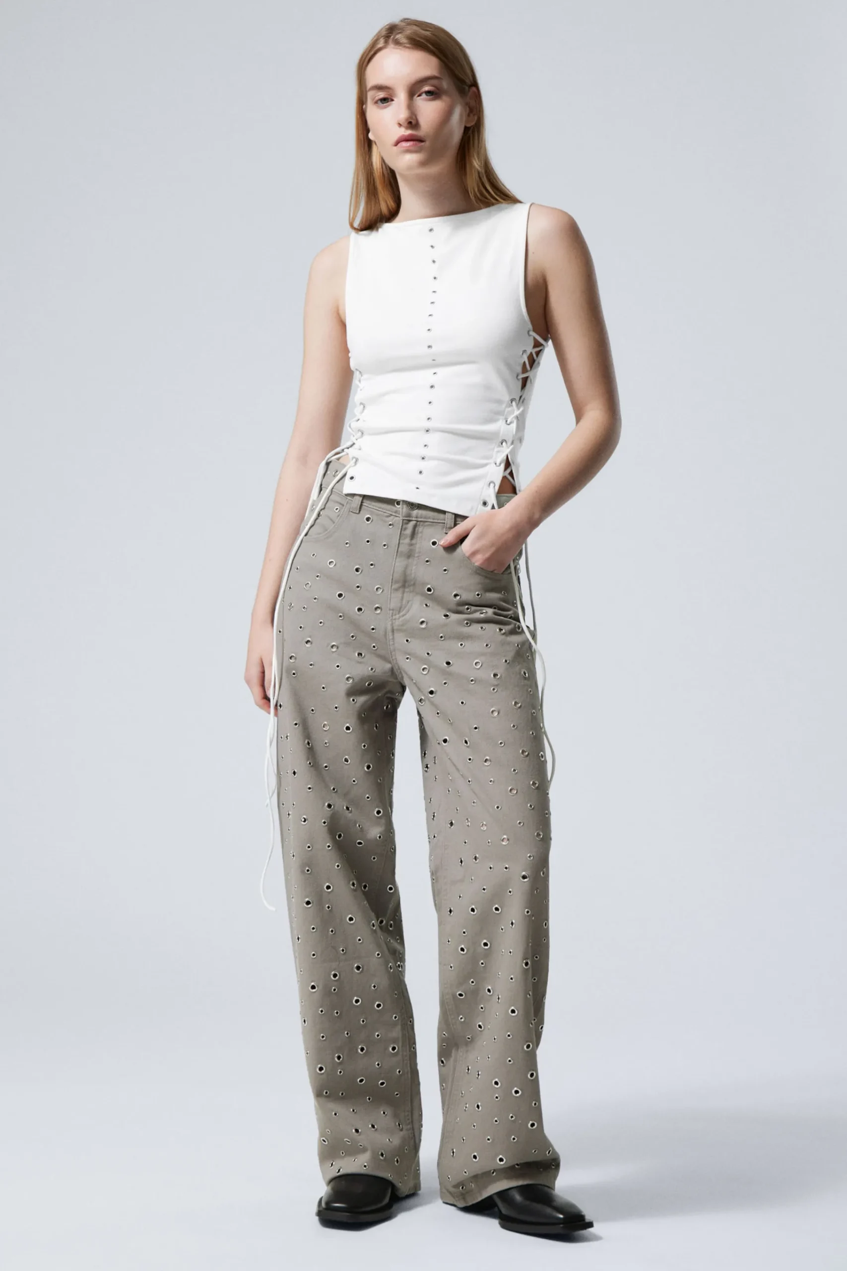 Weekday Byxor<LOW WAIST LOOSE WIDE LEG EYELET TWILL TROUSERS
