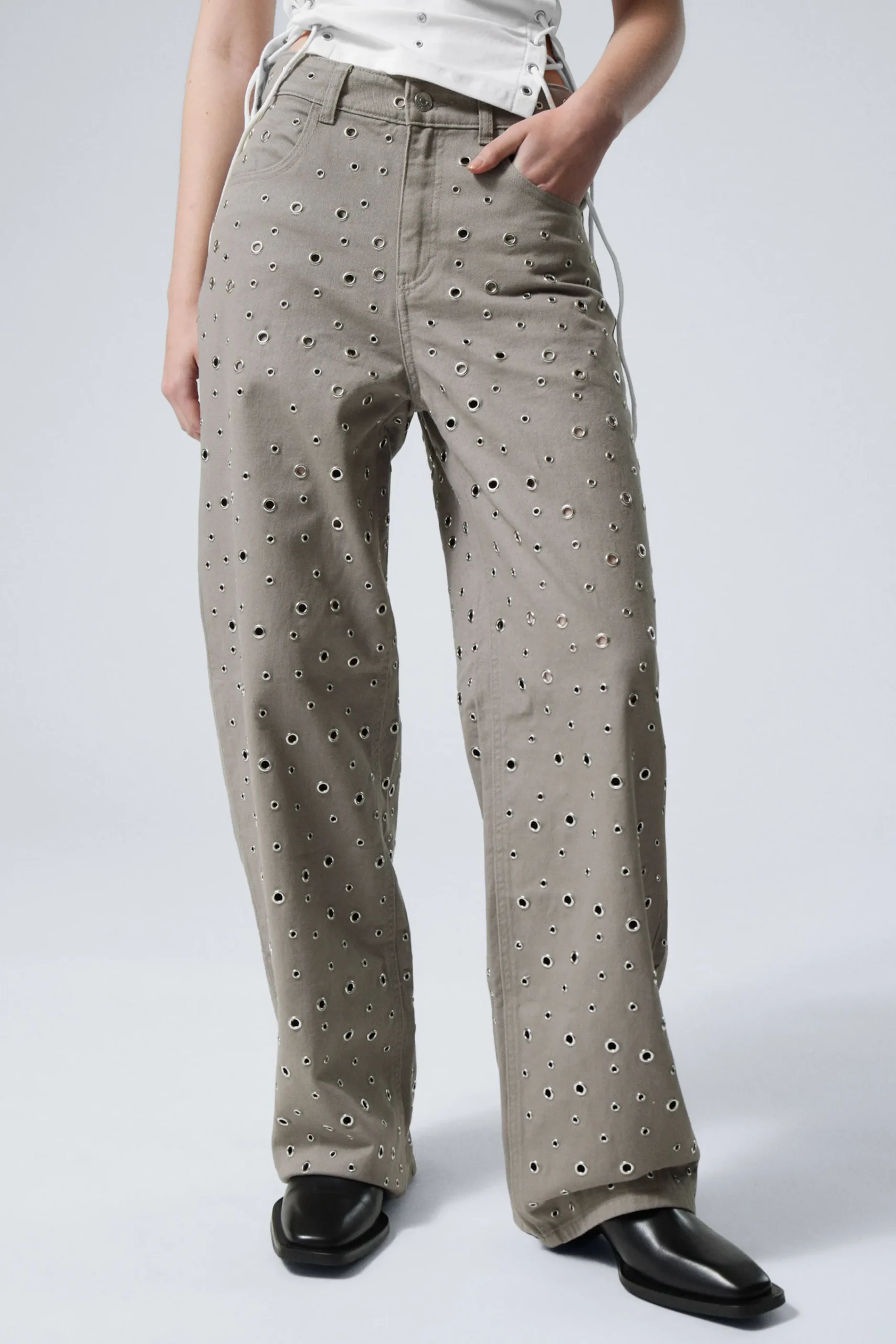 Weekday Byxor<LOW WAIST LOOSE WIDE LEG EYELET TWILL TROUSERS