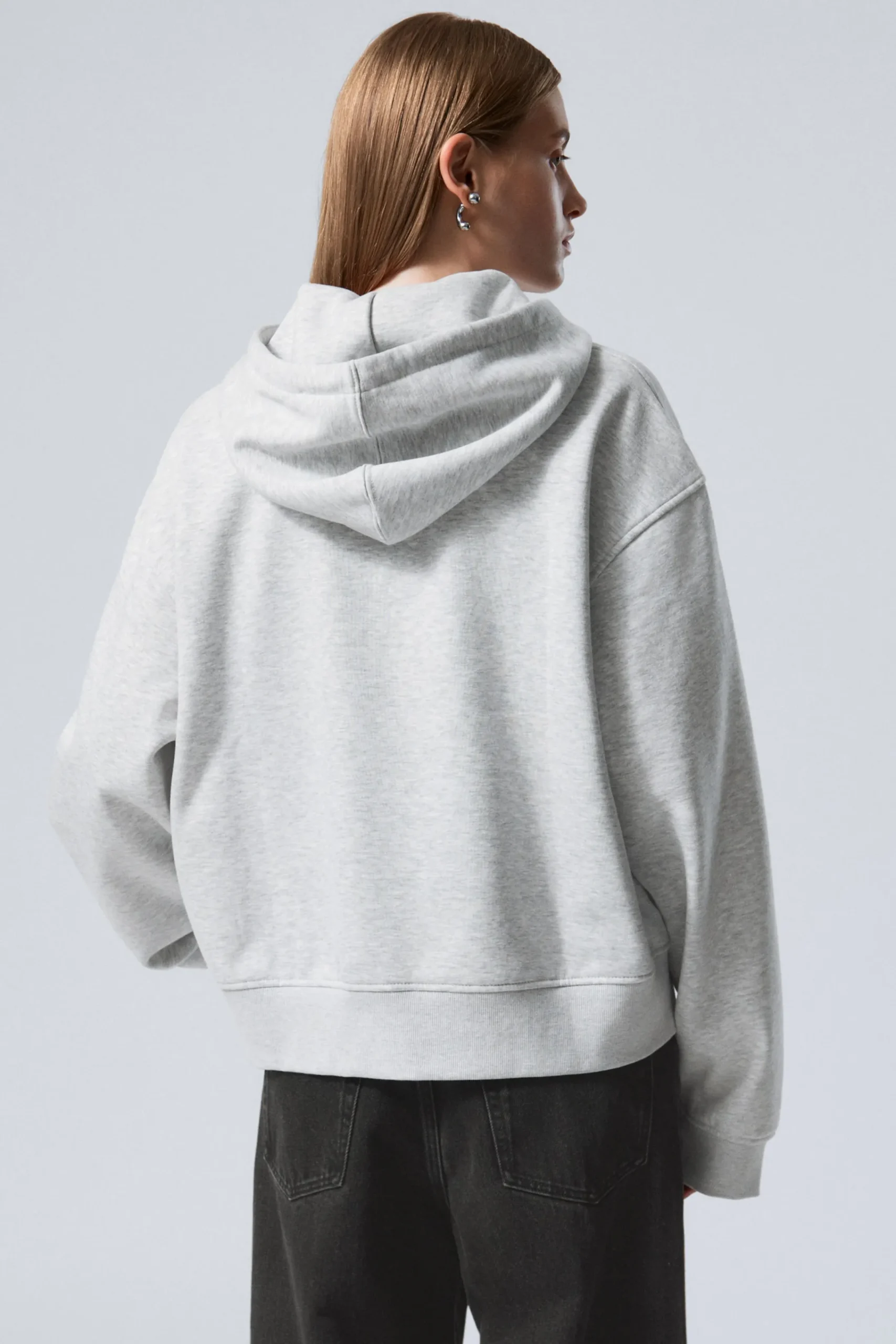 medeltjock_boxig_hoodie_med_dragkedja_och_ls_passform_3.webp Weekday Hoodies | Basplagg<MEDELTJOCK BOXIG HOODIE MED DRAGKEDJA OCH LÖS PASSFORM