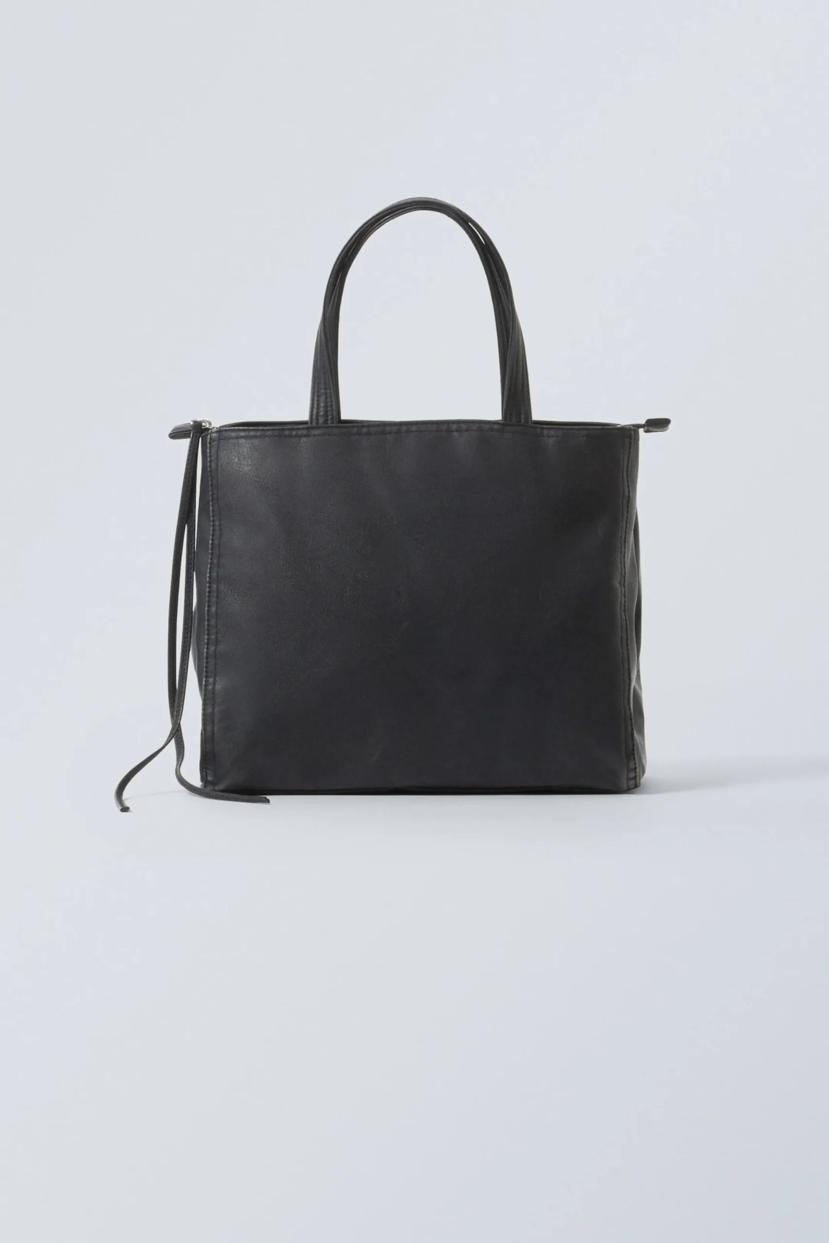 Weekday Väskor<MELLANSTOR TOTE-BAG I KONSTLÄDER