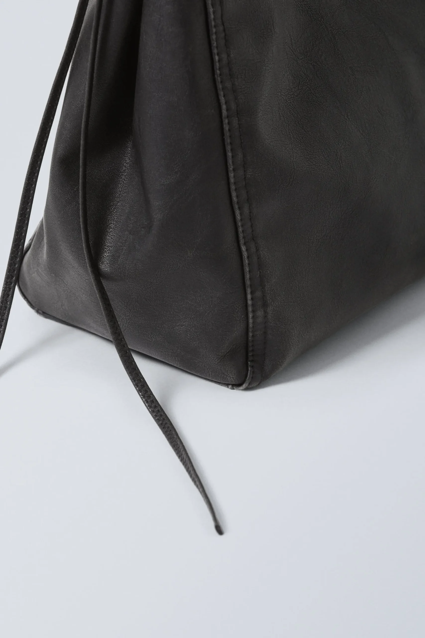 mellanstor_totebag_i_konstlder_2.webp Weekday Väskor<MELLANSTOR TOTE-BAG I KONSTLÄDER