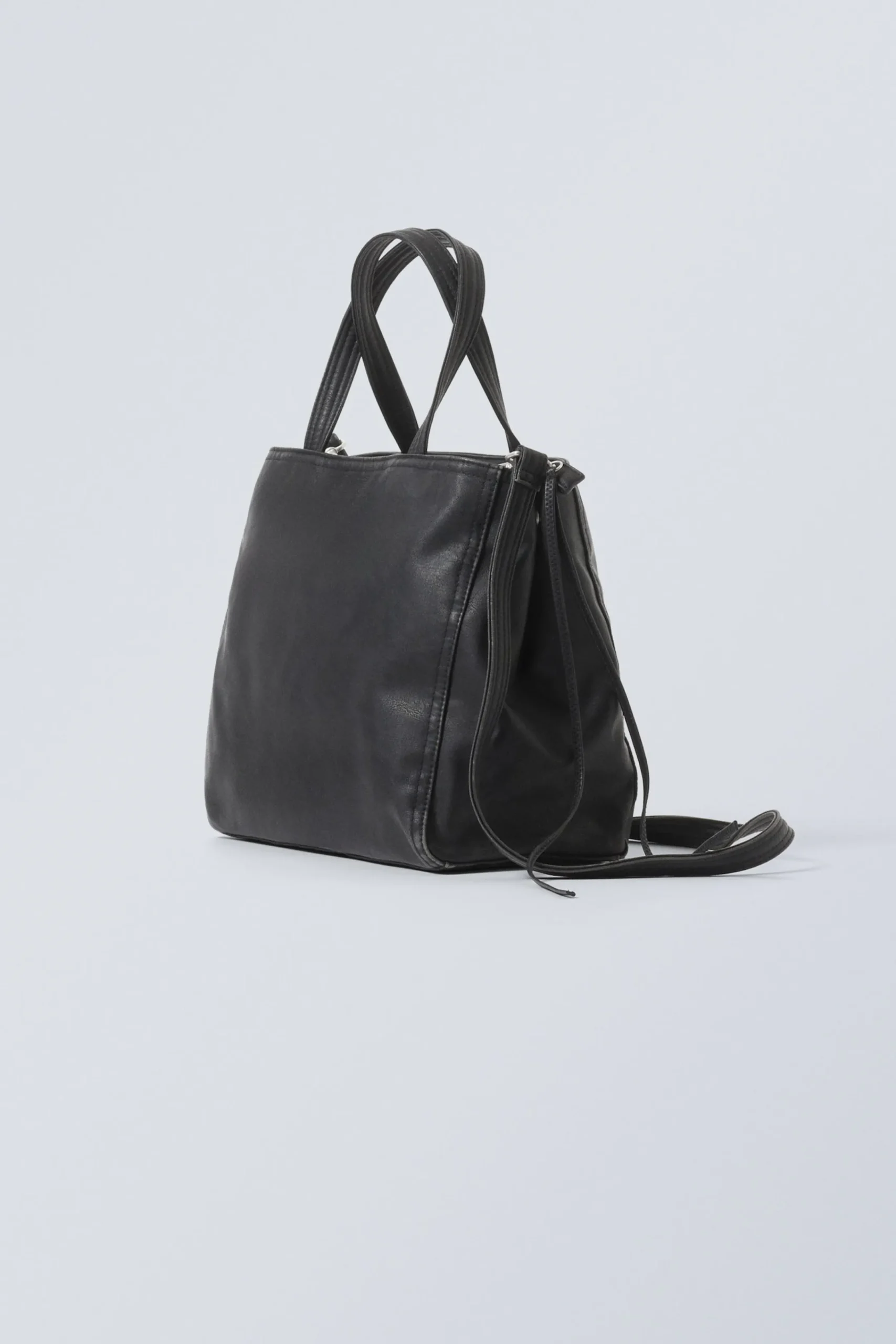 mellanstor_totebag_i_konstlder_3.webp Weekday Väskor<MELLANSTOR TOTE-BAG I KONSTLÄDER