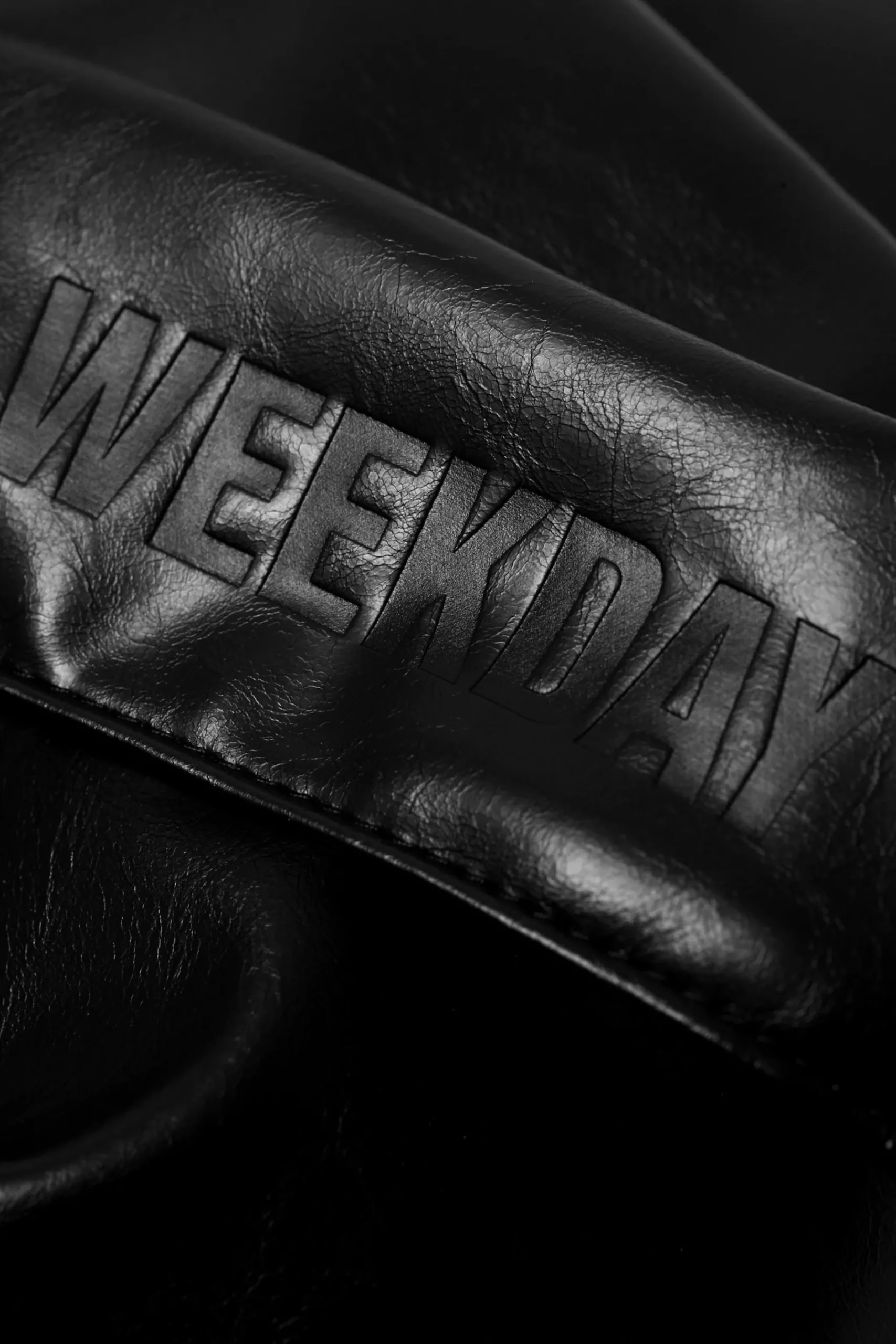 Weekday Väskor<MINI TOTE-VÄSKA I KONSTLÄDER