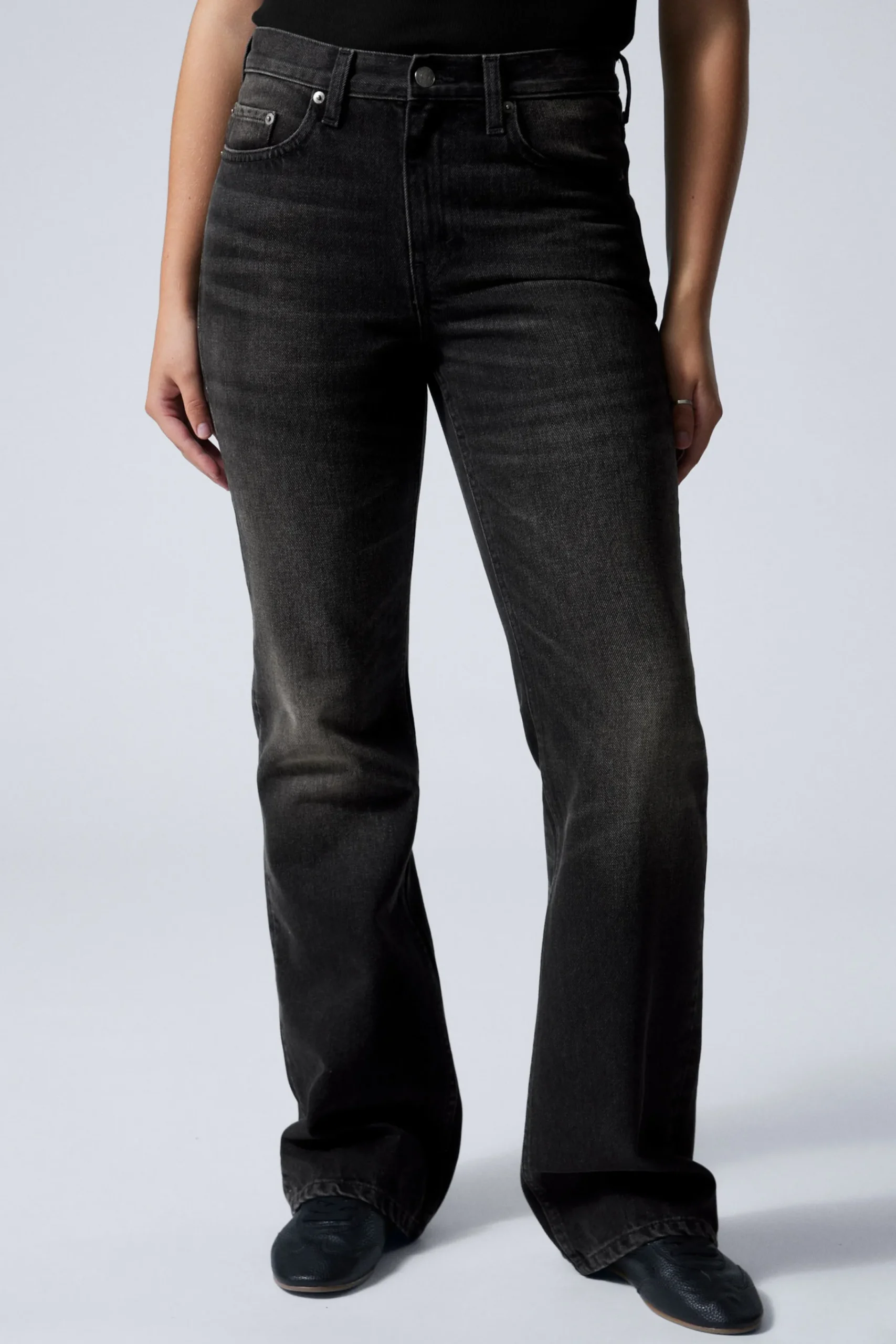 moon_mid_waist_regular_bootcut_leg_jeans_1.webp Weekday Jeans<MOON MID WAIST REGULAR BOOTCUT LEG JEANS