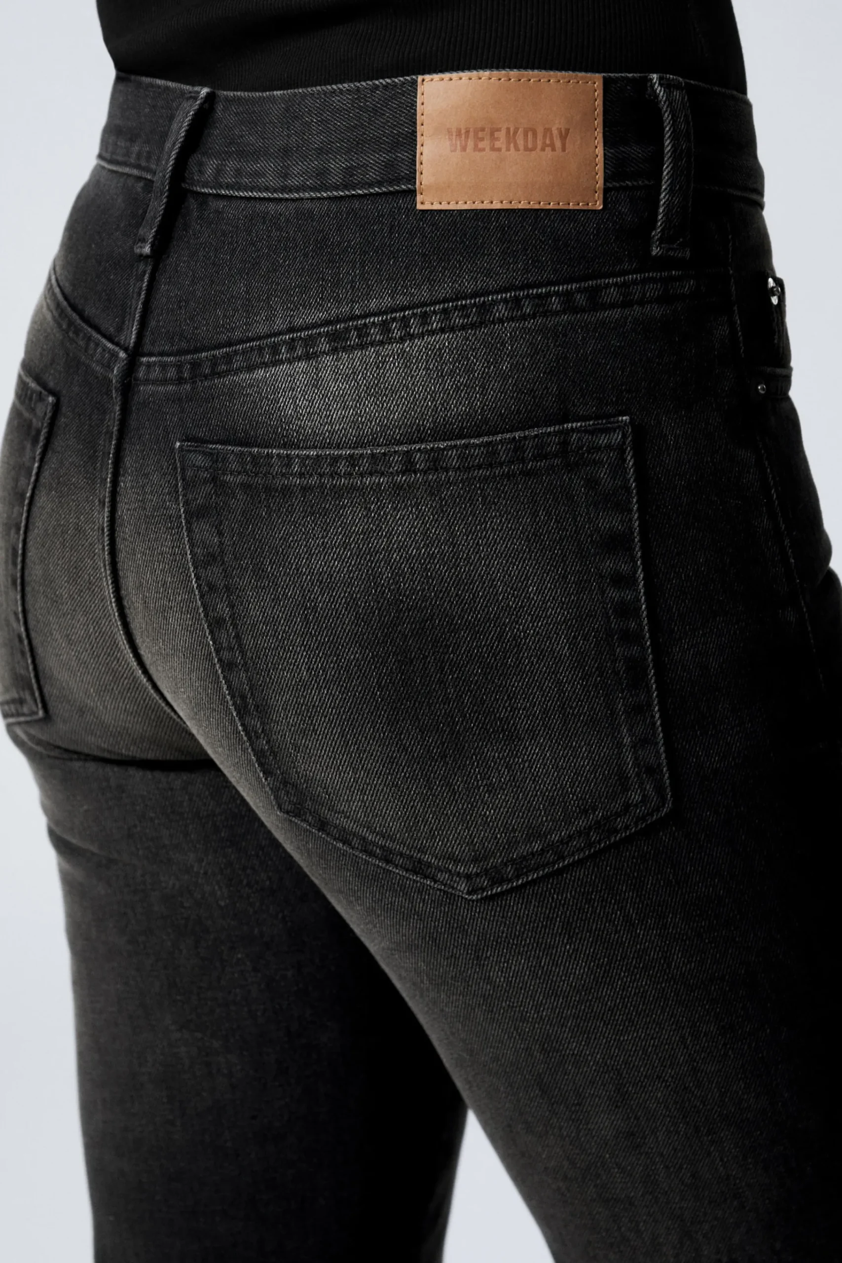 moon_mid_waist_regular_bootcut_leg_jeans_3.webp Weekday Jeans<MOON MID WAIST REGULAR BOOTCUT LEG JEANS