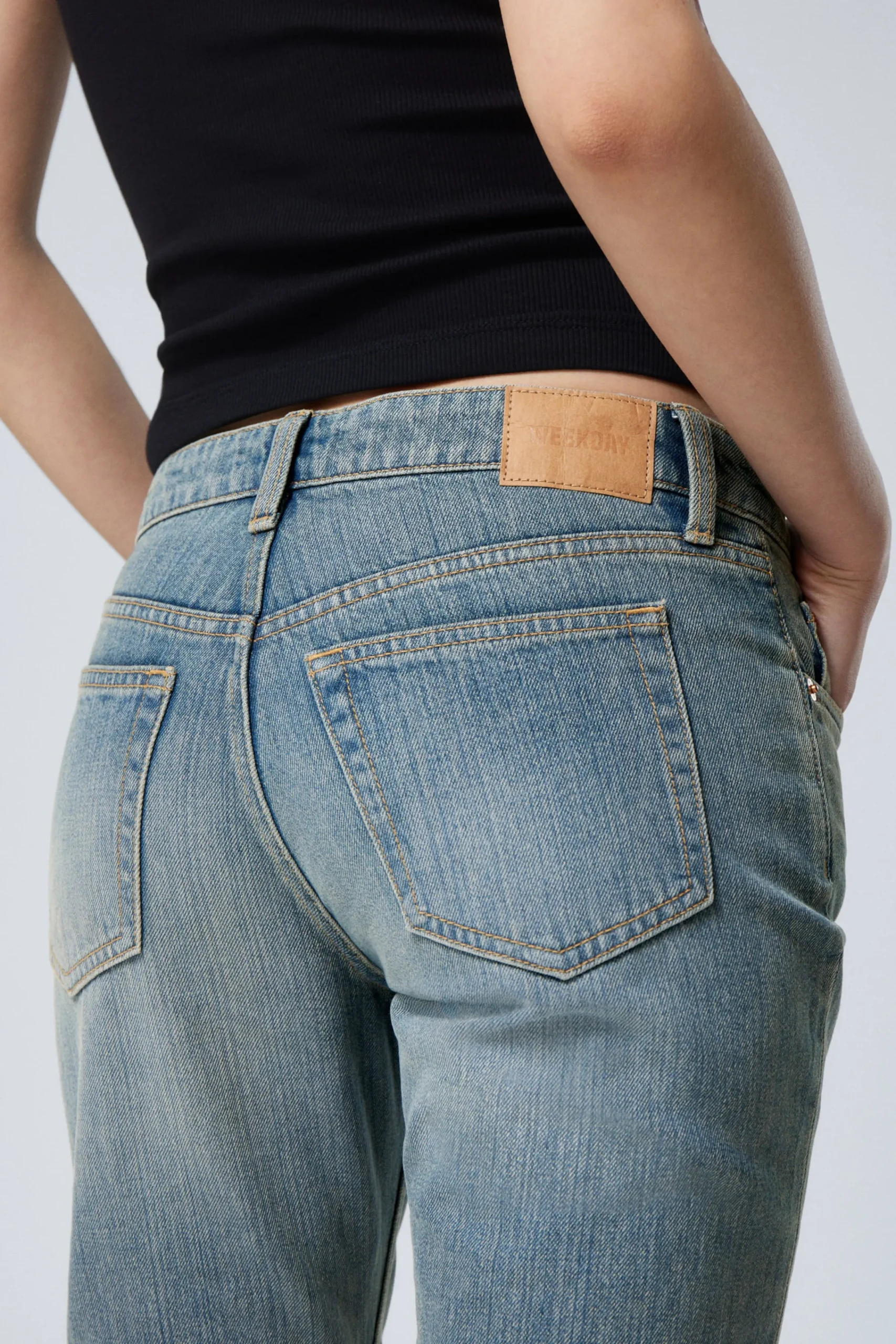 nail_low_waist_slim_straight_leg_jeans_3.webp Weekday Jeans<NAIL LOW WAIST SLIM STRAIGHT LEG JEANS