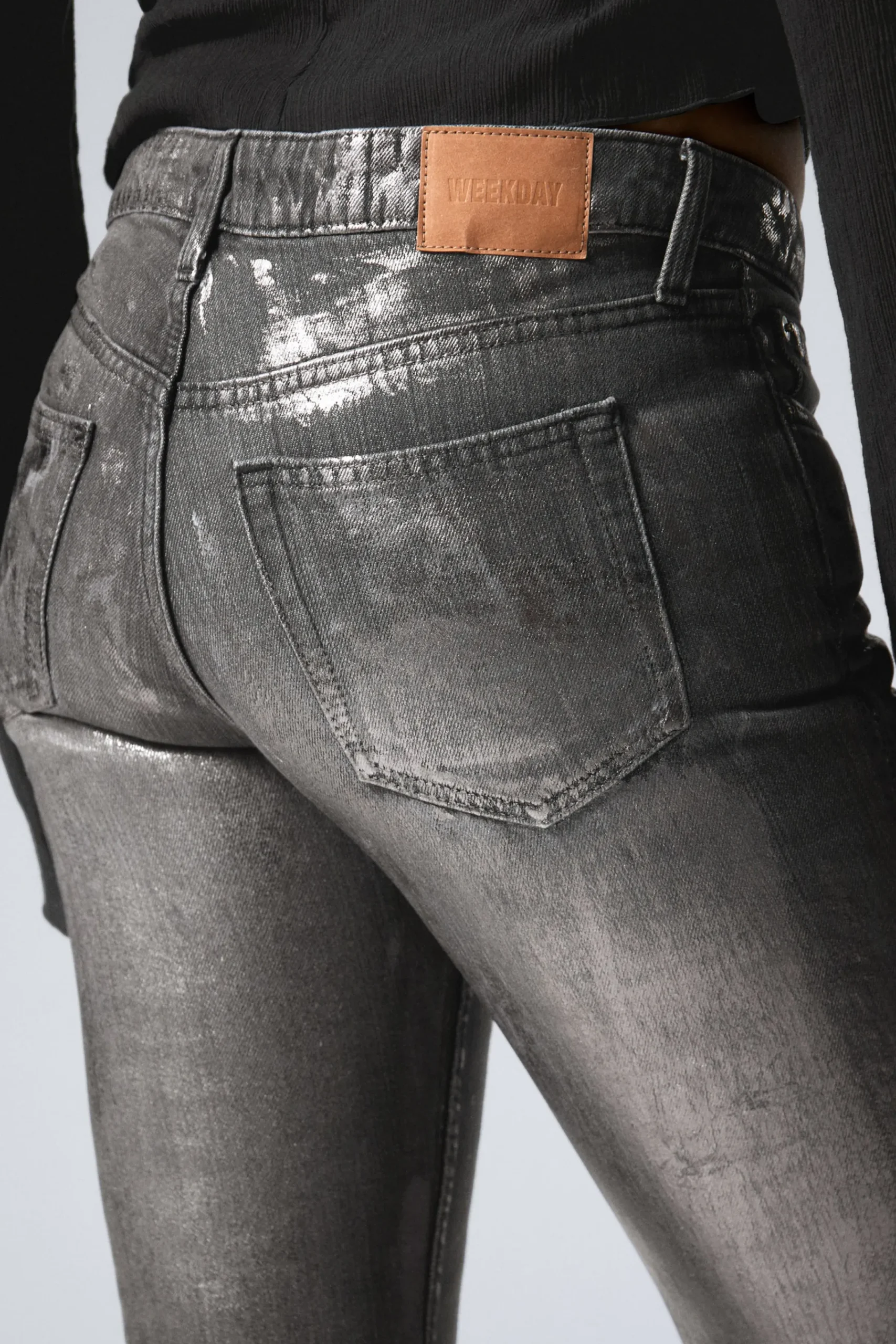 nova_foil_low_slim_bootcut_jeans_4.webp Weekday Jeans<NOVA FOIL LOW SLIM BOOTCUT JEANS