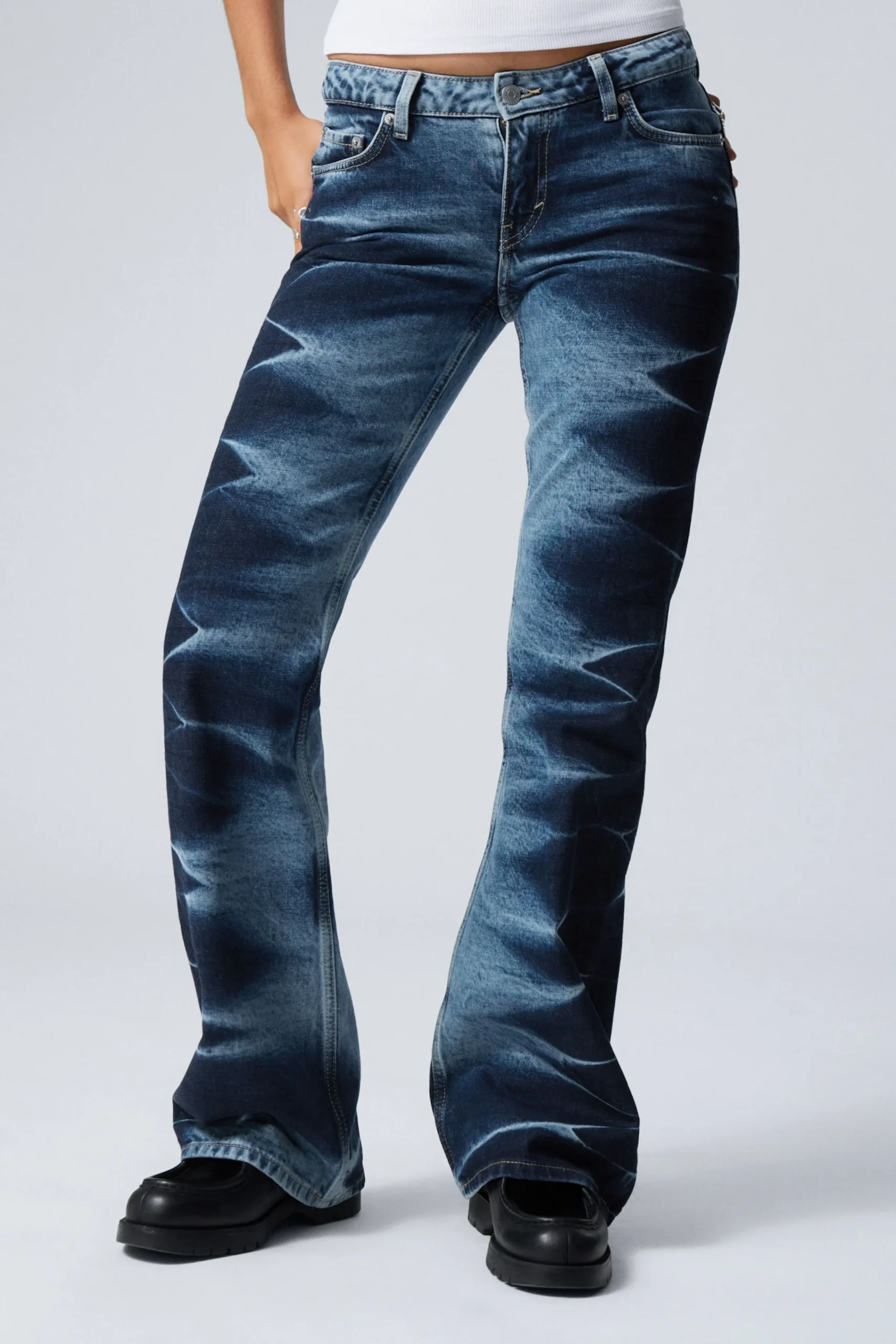nova_low_waist_slim_bootcut_jeans_1.webp Weekday Jeans<NOVA LOW WAIST SLIM BOOTCUT JEANS