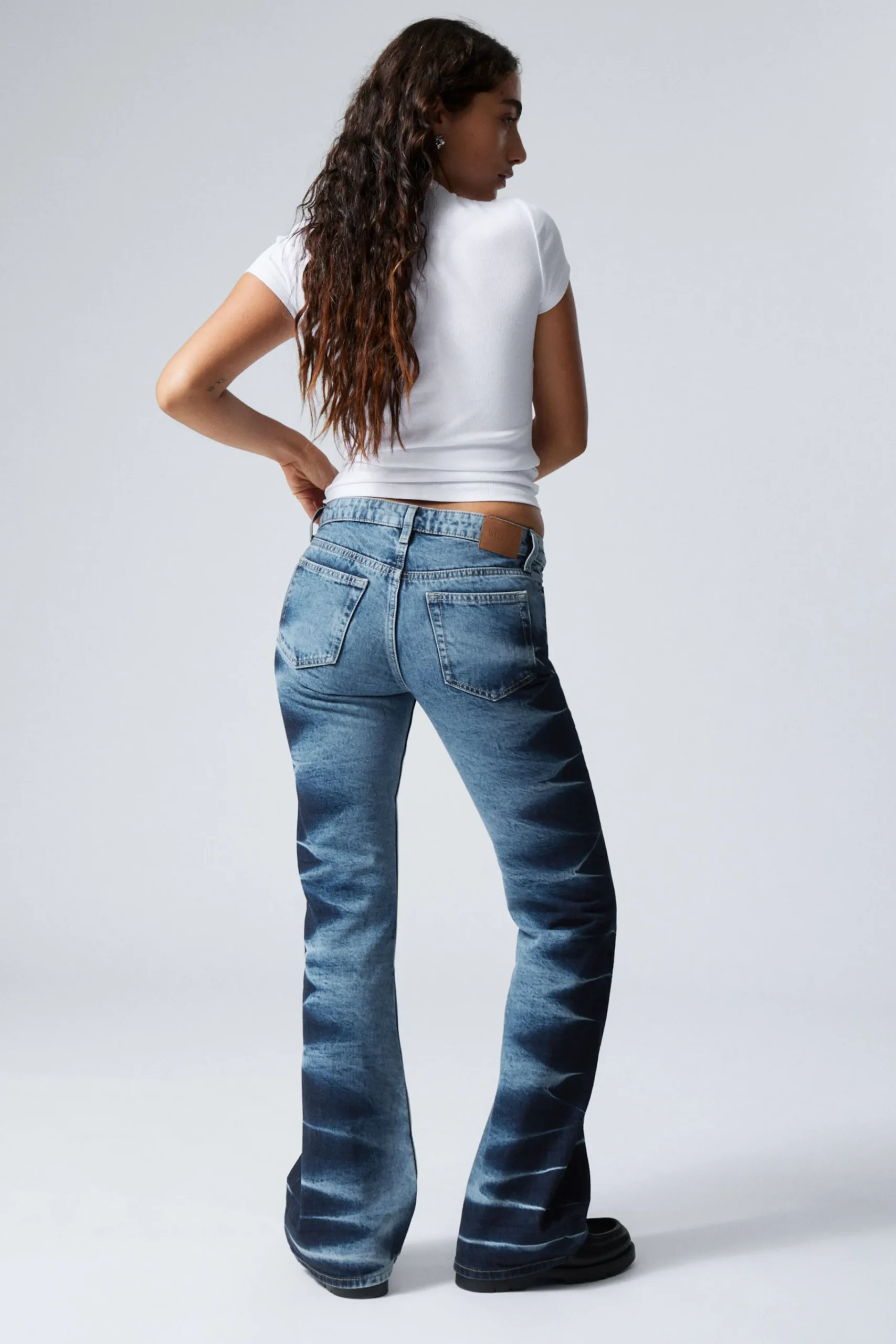 nova_low_waist_slim_bootcut_jeans_4.webp Weekday Jeans<NOVA LOW WAIST SLIM BOOTCUT JEANS