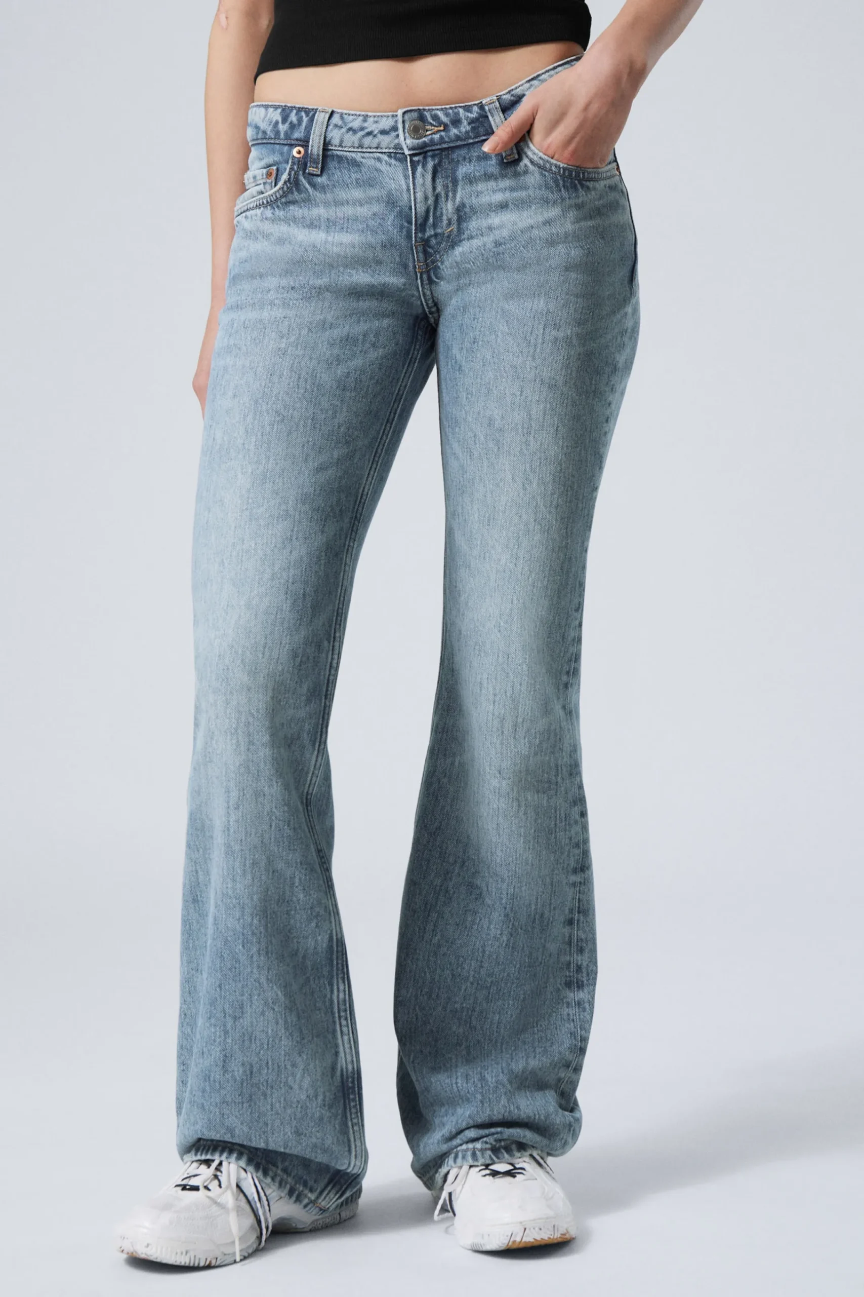 Weekday Jeans<NOVA LOW WAIST SLIM BOOTCUT LEG JEANS