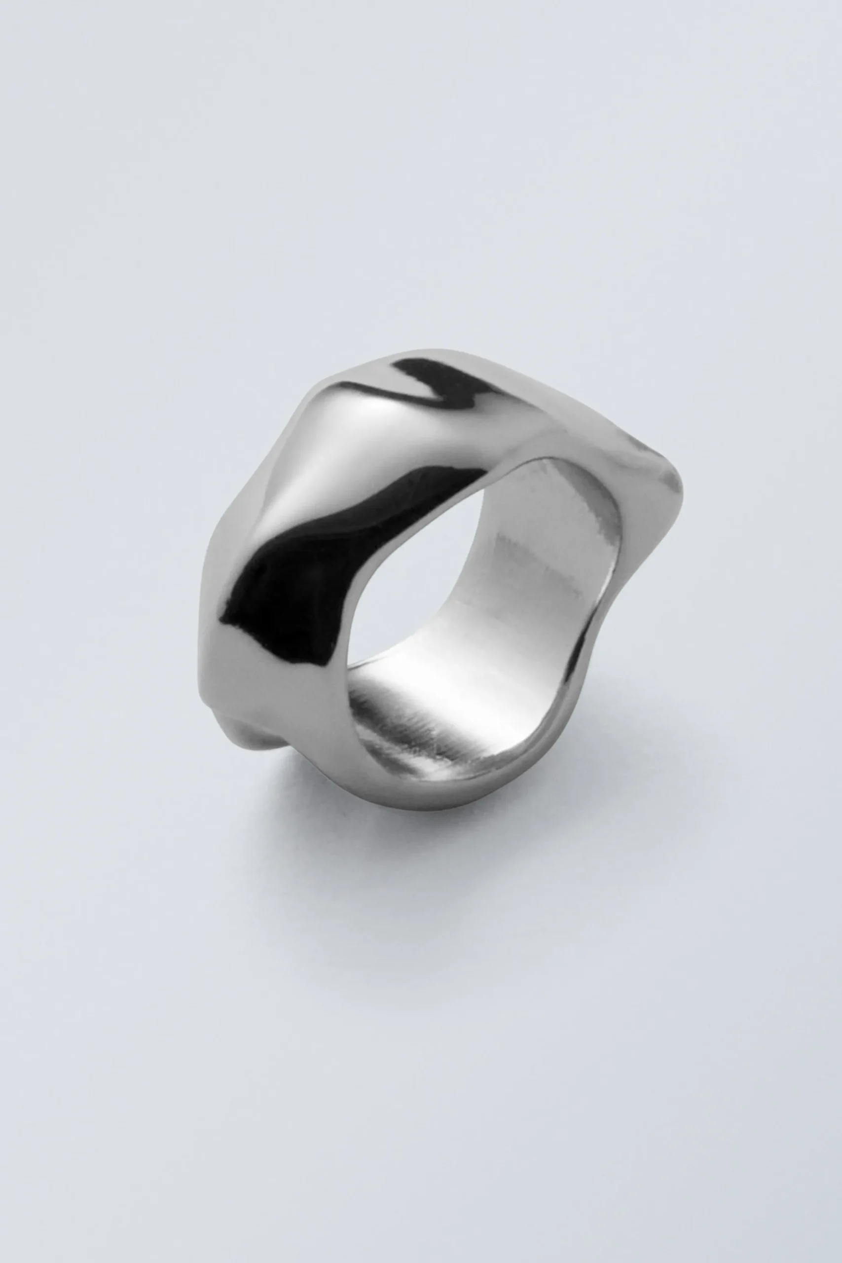 Weekday Smycken<ORGANISKT FORMAD RING