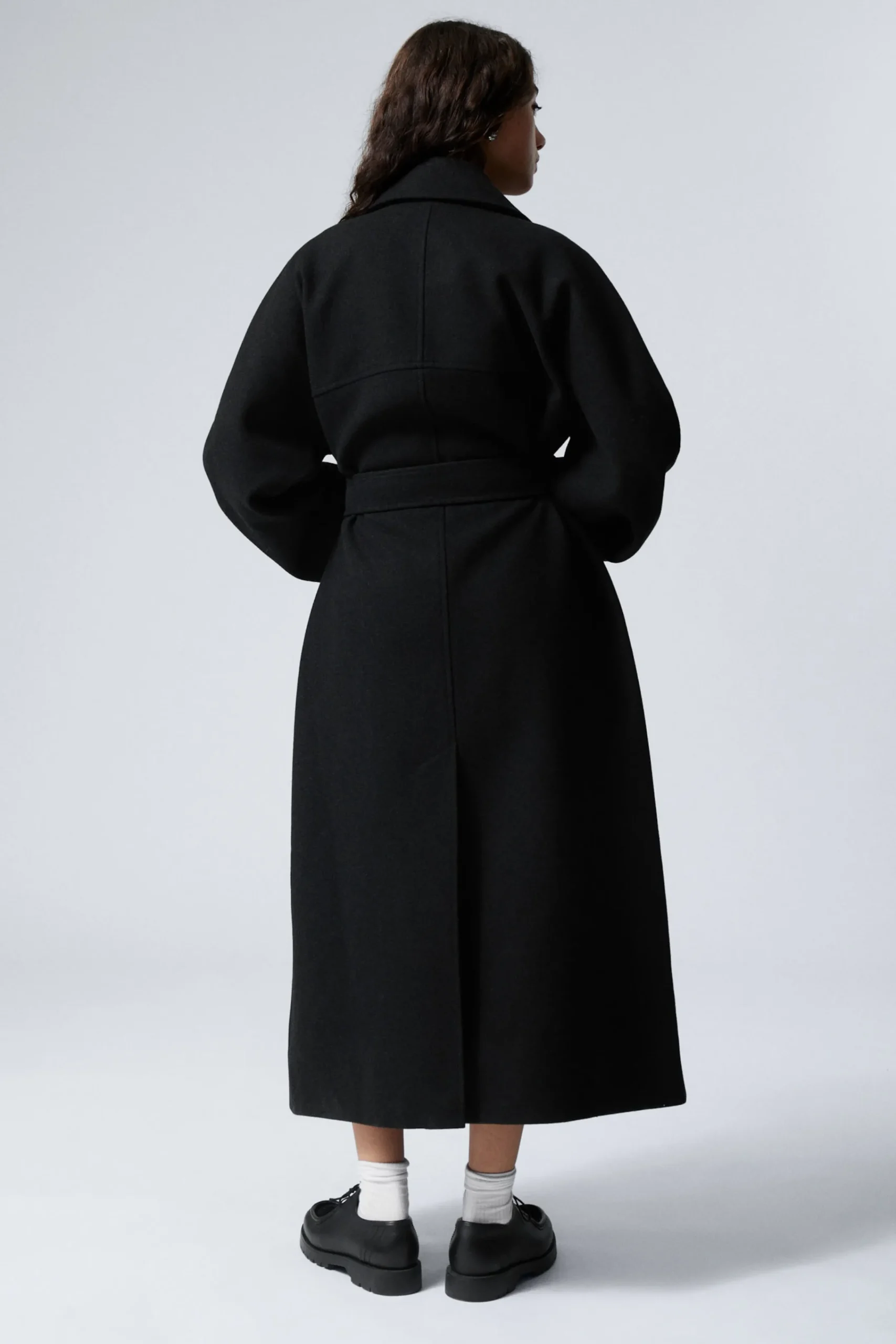 oversized_dubbelknppt_kappa_i_ullblandning_4.webp Weekday Jackor & Kappor<OVERSIZED DUBBELKNÄPPT KAPPA I ULLBLANDNING