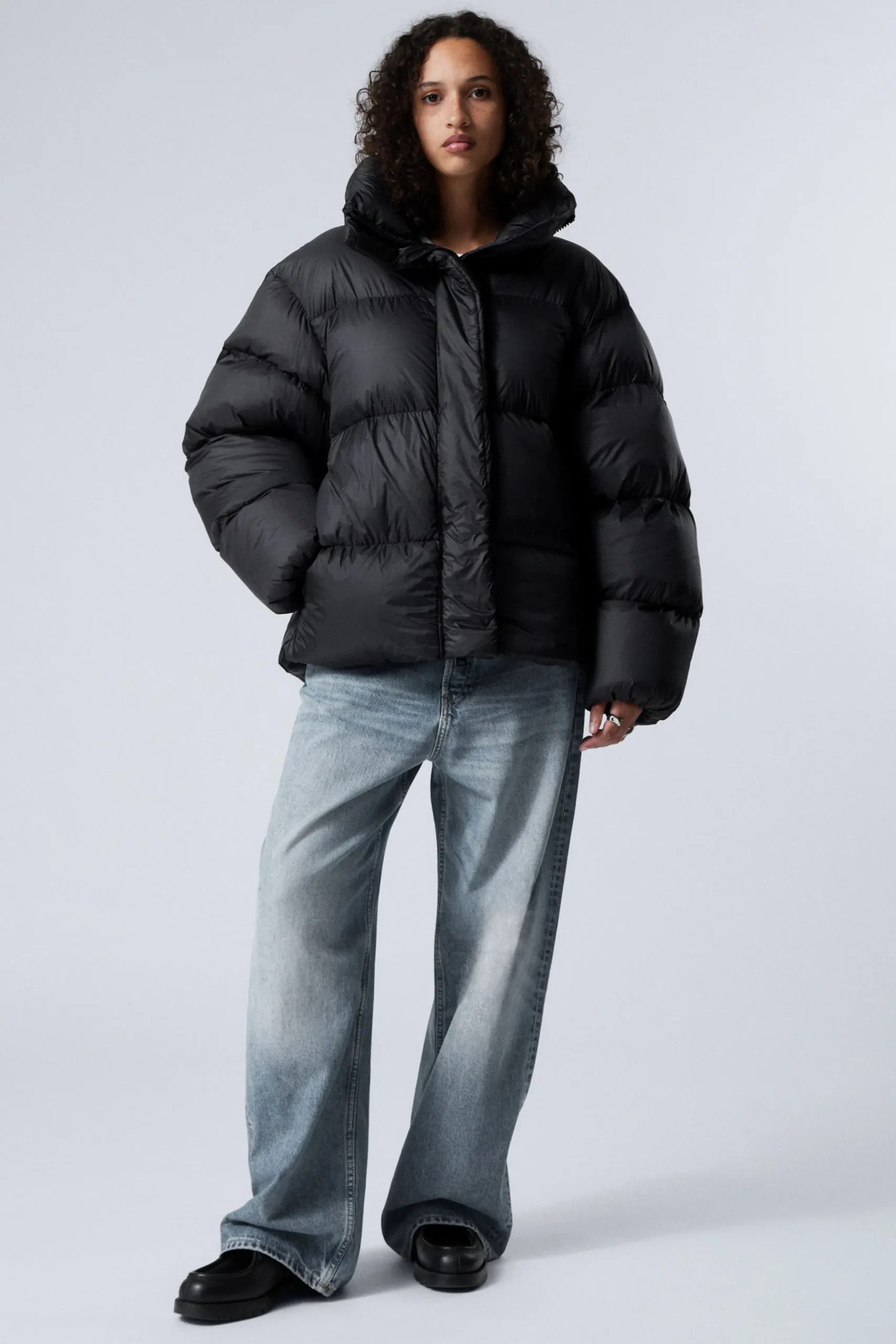 oversized_pufferjacka_med_tervunnet_dun_2.webp Weekday Jackor & Kappor<OVERSIZED PUFFERJACKA MED ÅTERVUNNET DUN