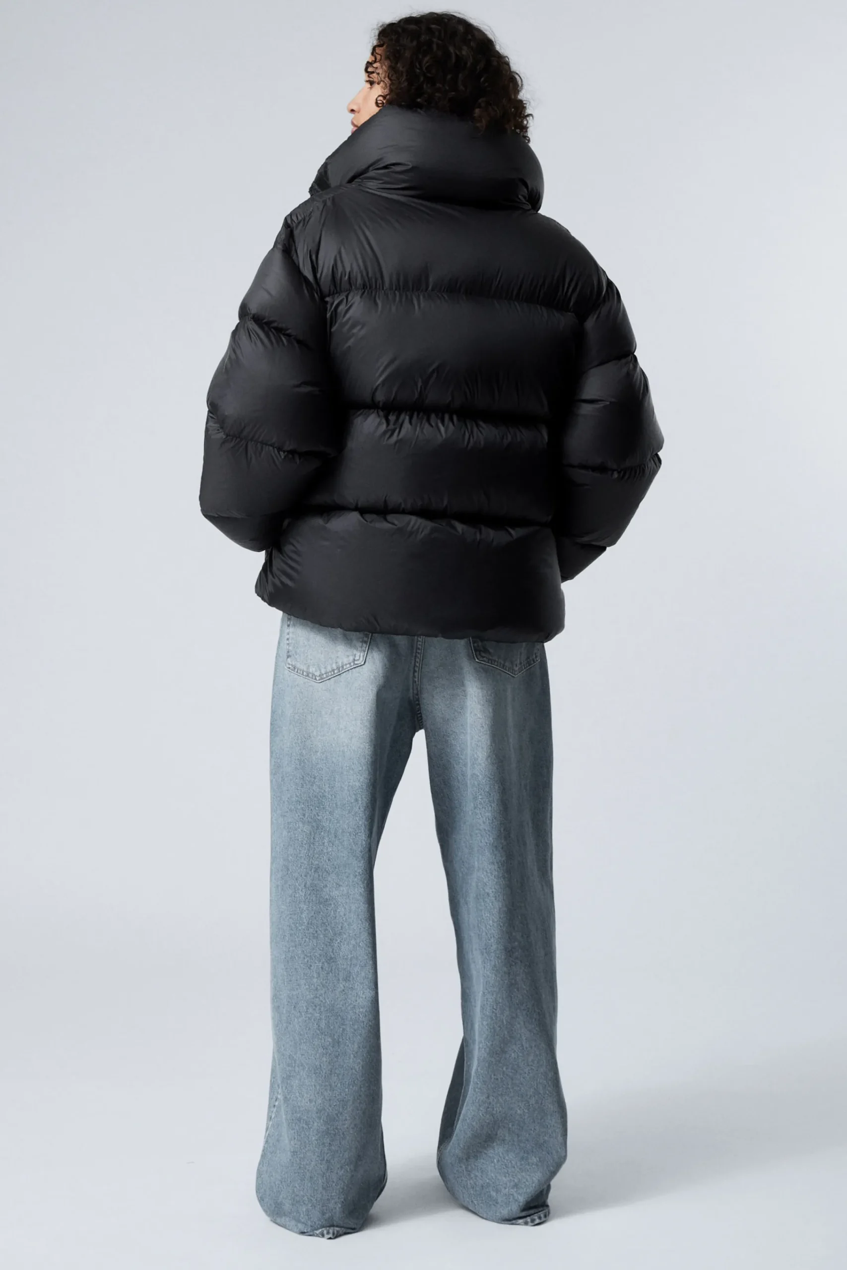 oversized_pufferjacka_med_tervunnet_dun_4.webp Weekday Jackor & Kappor<OVERSIZED PUFFERJACKA MED ÅTERVUNNET DUN