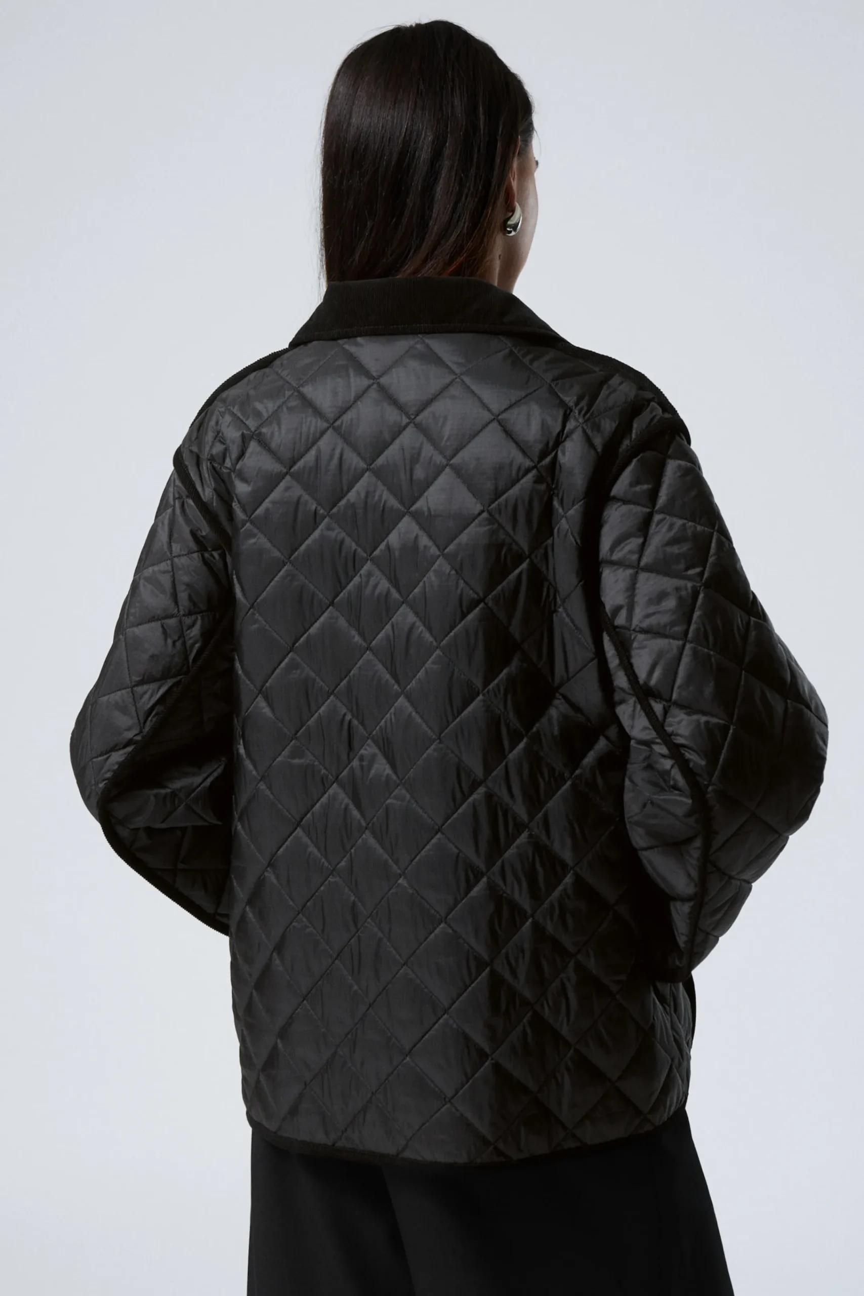 oversized_quiltad_jacka_4.webp Weekday Jackor & Kappor<OVERSIZED QUILTAD JACKA