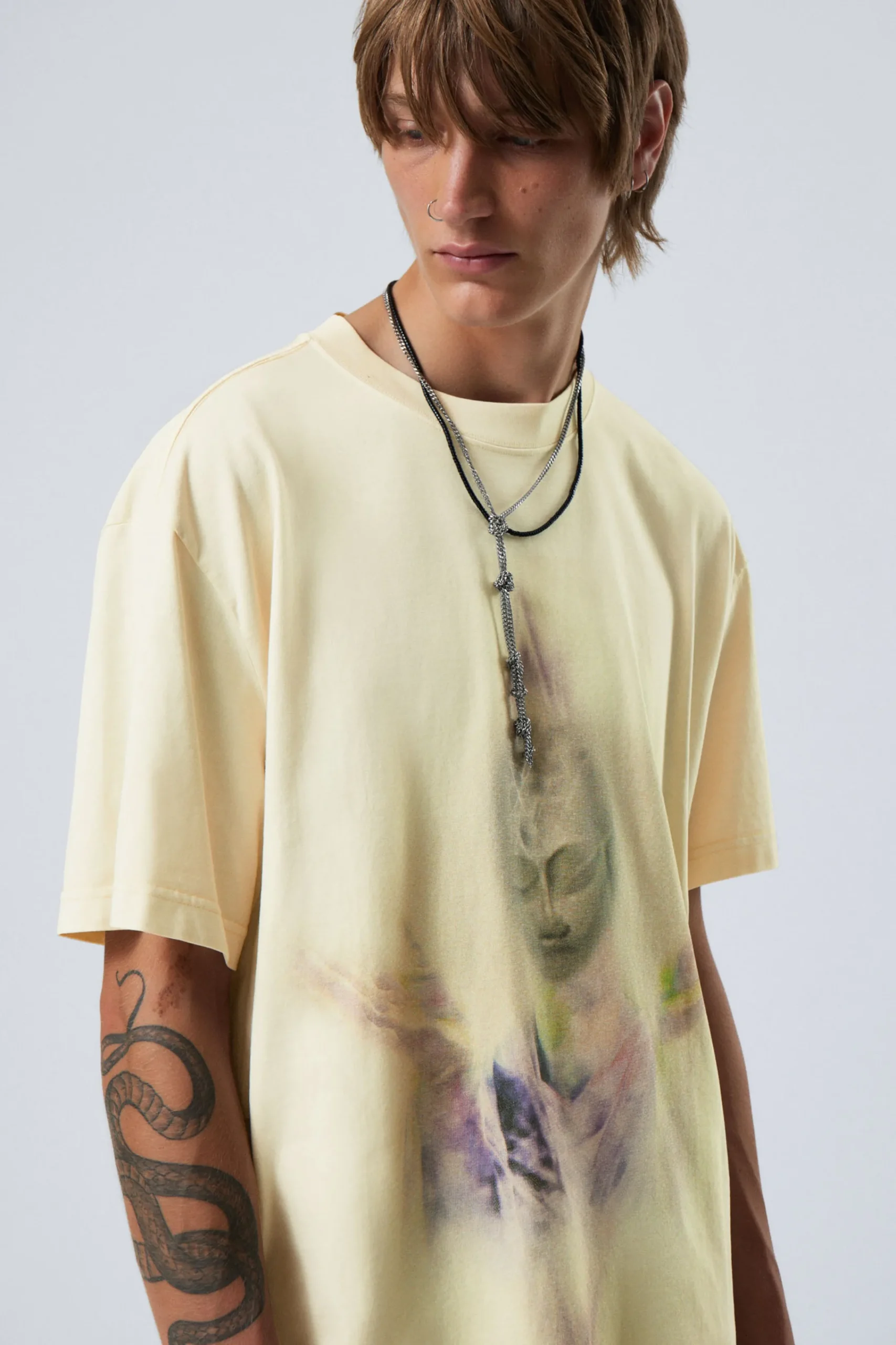 Weekday Graphics | T-Shirtar & Toppar<OVERSIZED T-SHIRT MED GRAFISKT TRYCK