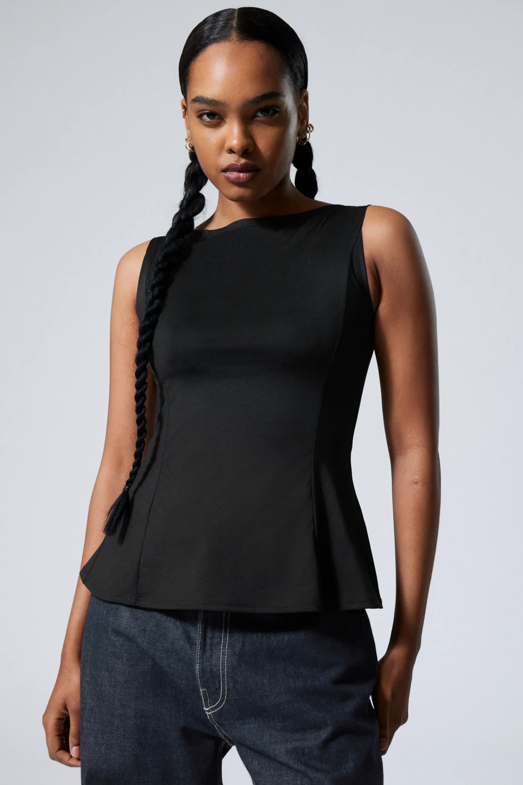 Weekday Toppar<PEPLUM TOPP MED BÅTRINGNING