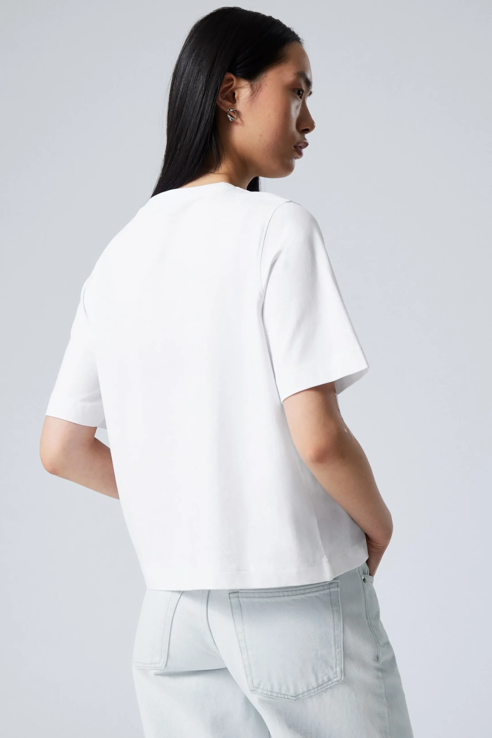 perfect_boxy_tshirt_4.webp Weekday Toppar | Basplagg<PERFECT BOXY T-SHIRT