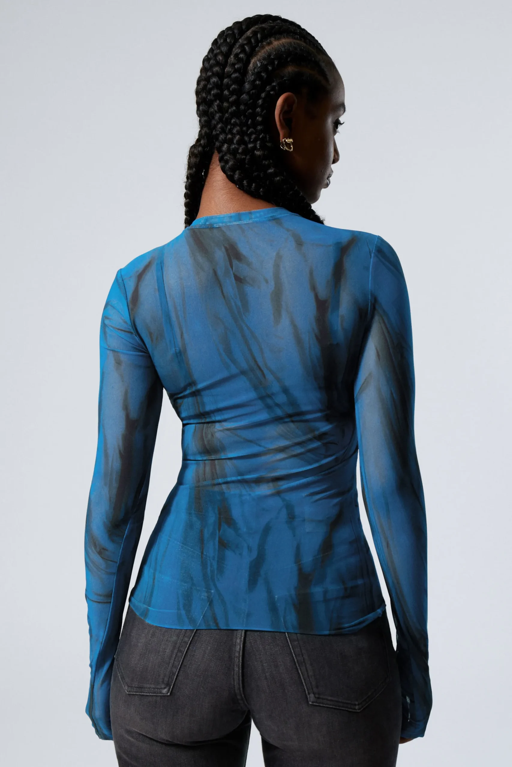 printed_lngrmad_topp_i_mesh_3.webp Weekday Toppar<PRINTED LÅNGÄRMAD TOPP I MESH