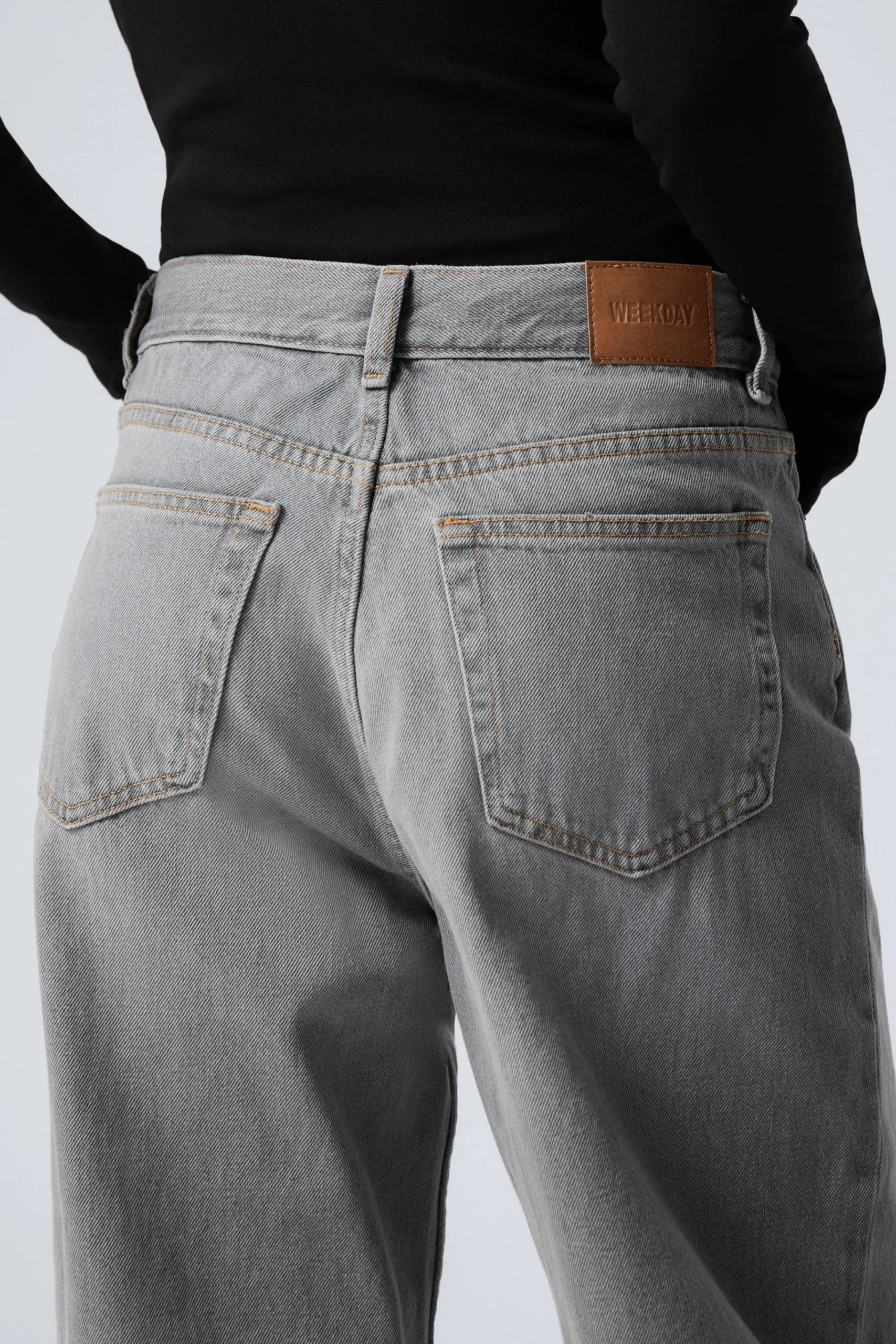 rail_mid_waist_loose_wide_leg_jeans_3-5.webp Weekday Jeans<RAIL MID WAIST LOOSE WIDE LEG JEANS