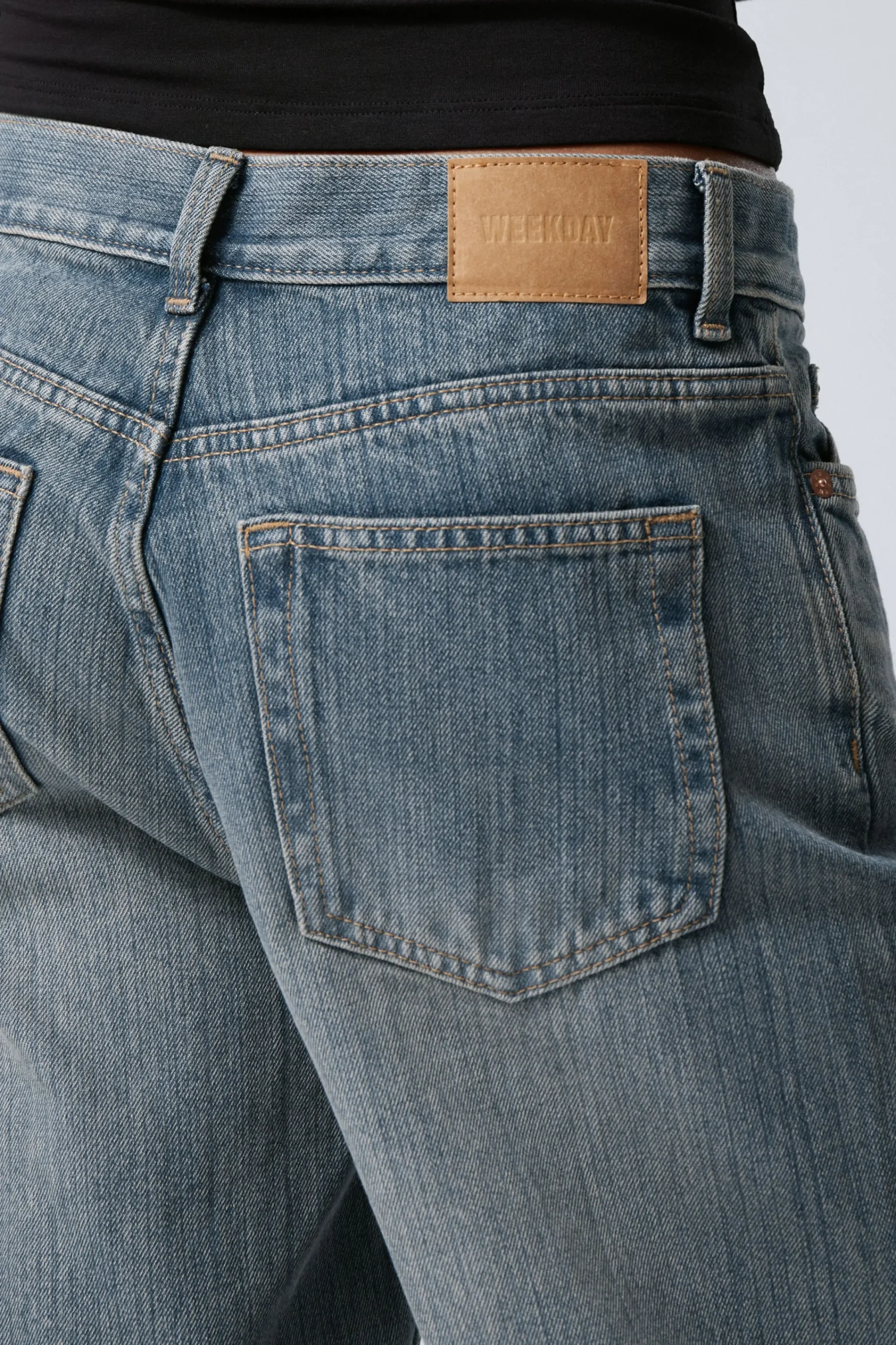 rail_mid_waist_loose_wide_leg_jeans_3-7.webp Weekday Jeans<RAIL MID WAIST LOOSE WIDE LEG JEANS