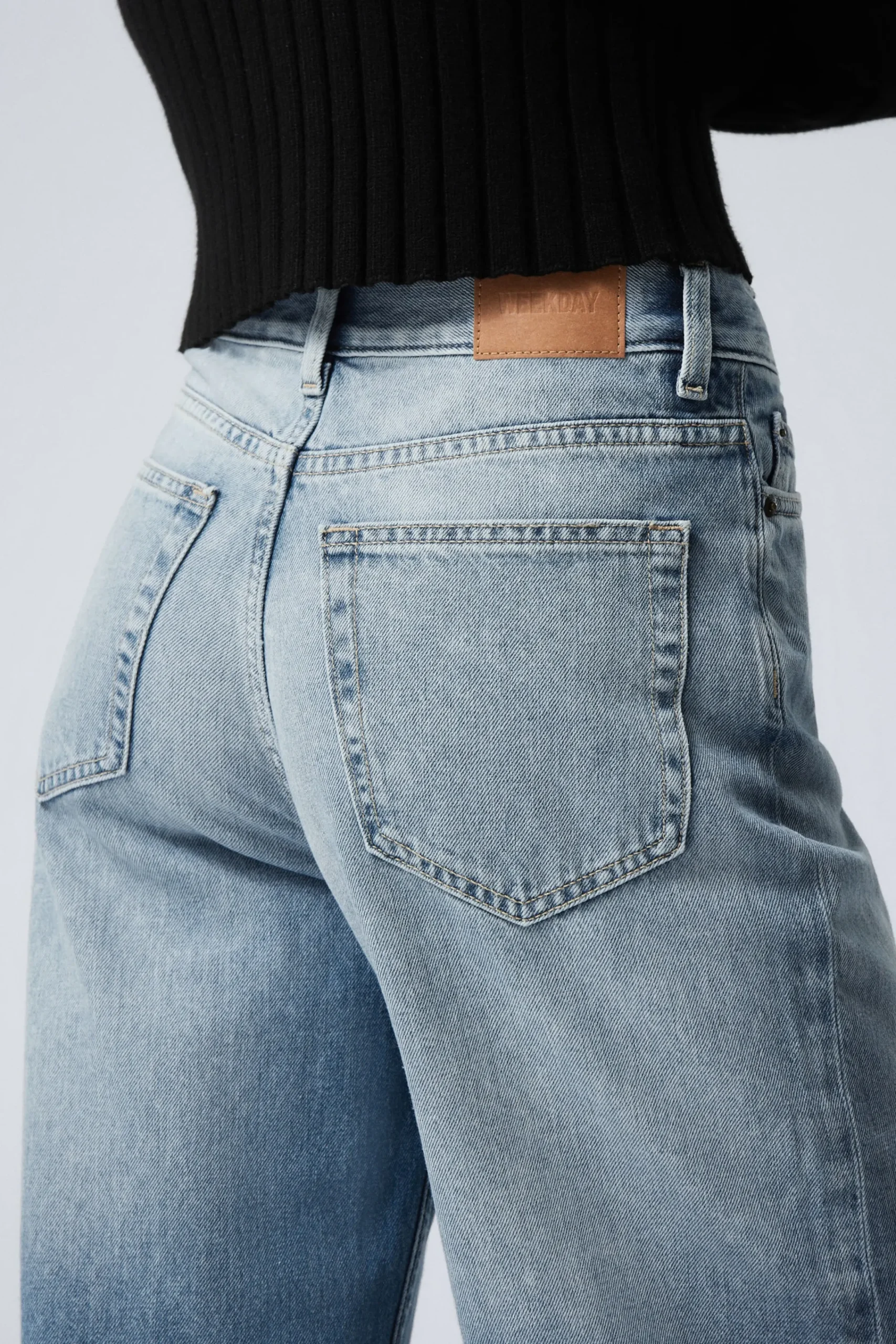rail_mid_waist_loose_wide_leg_jeans_3.webp Weekday Jeans<RAIL MID WAIST LOOSE WIDE LEG JEANS