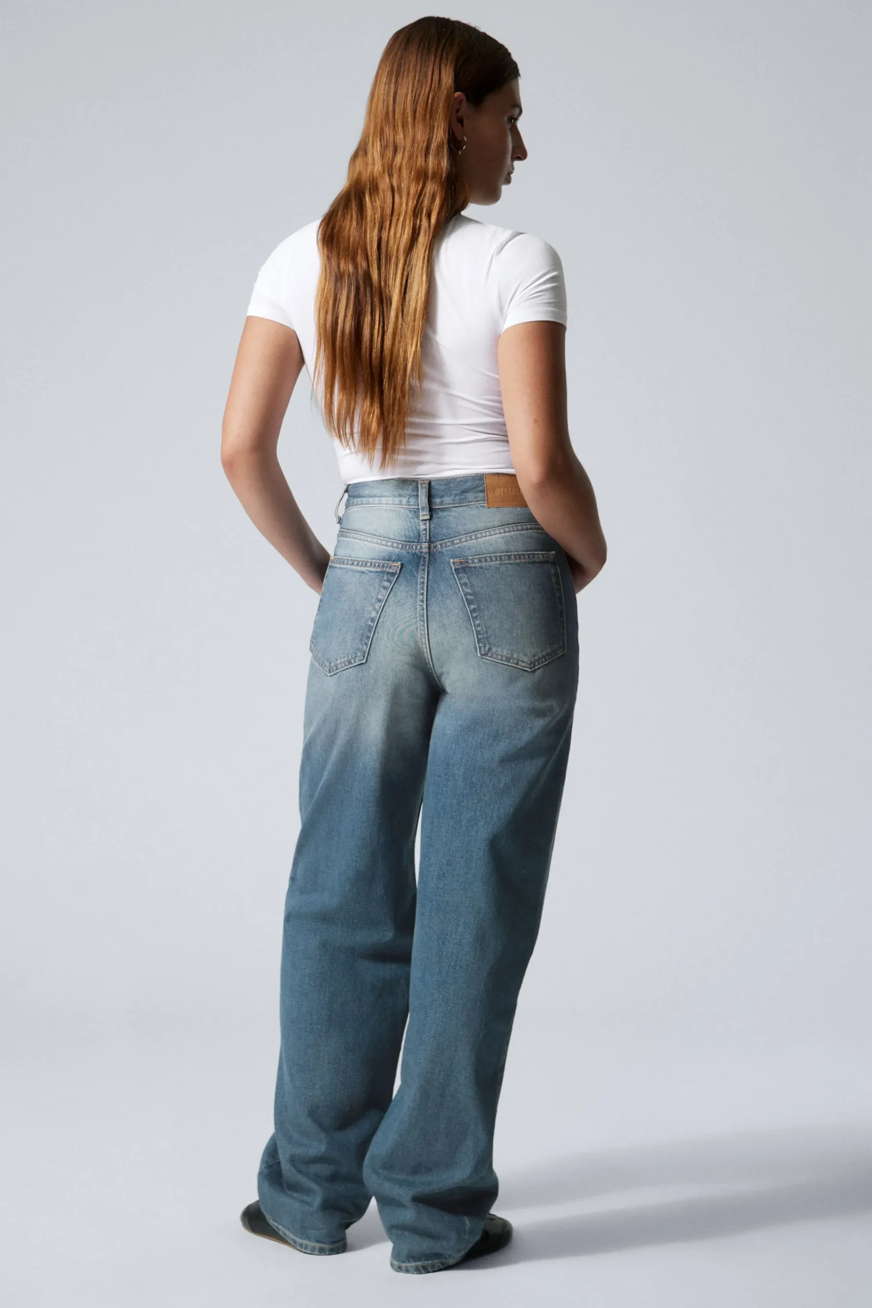 rail_mid_waist_loose_wide_leg_jeans_4-4.webp Weekday Jeans<RAIL MID WAIST LOOSE WIDE LEG JEANS