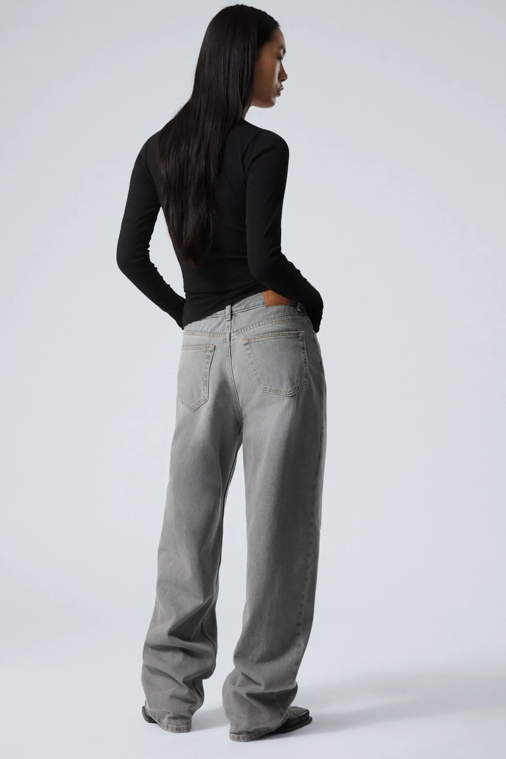 rail_mid_waist_loose_wide_leg_jeans_4-5.webp Weekday Jeans<RAIL MID WAIST LOOSE WIDE LEG JEANS