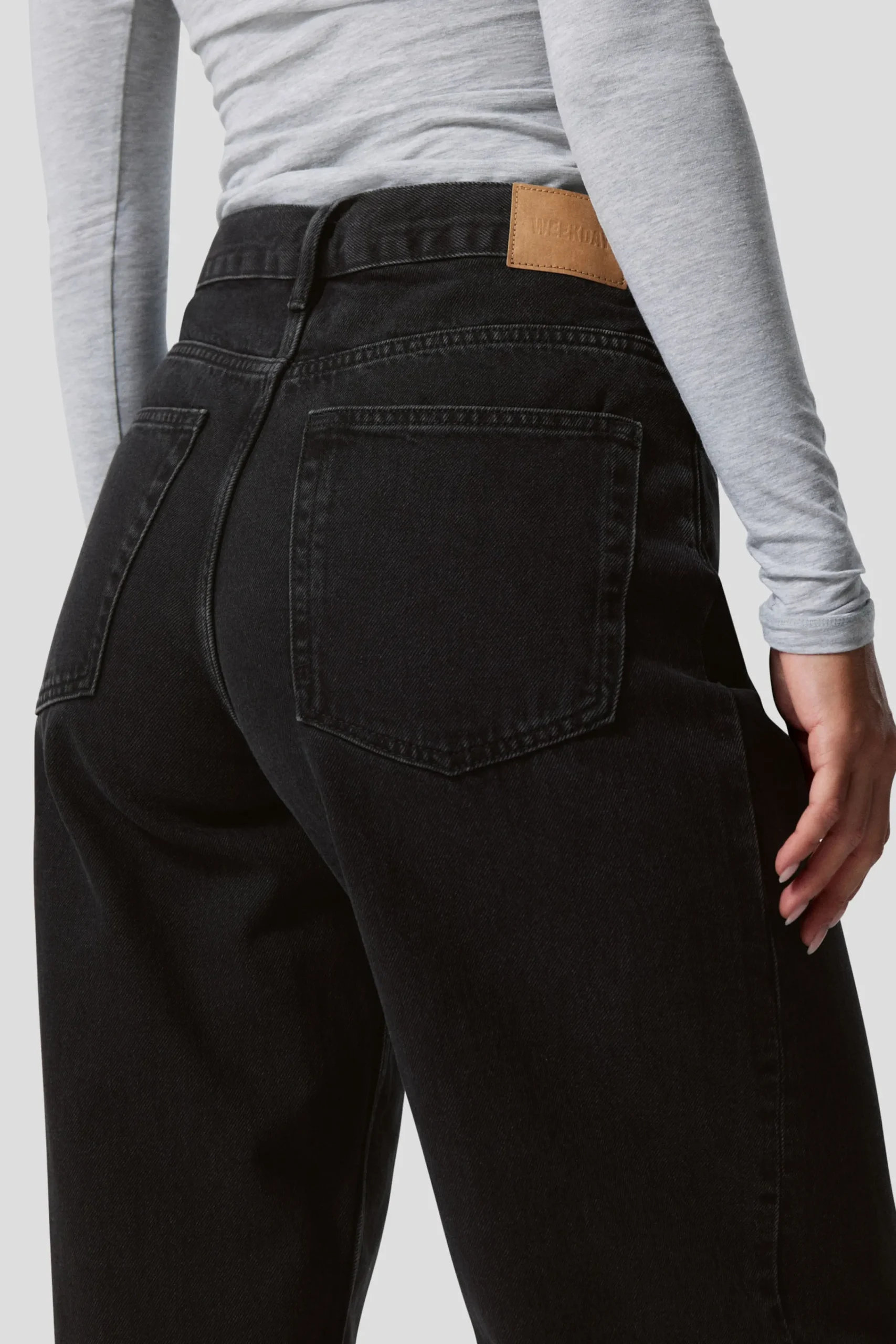 rail_mid_waist_loose_wide_leg_jeans_4-6.webp Weekday Jeans<RAIL MID WAIST LOOSE WIDE LEG JEANS