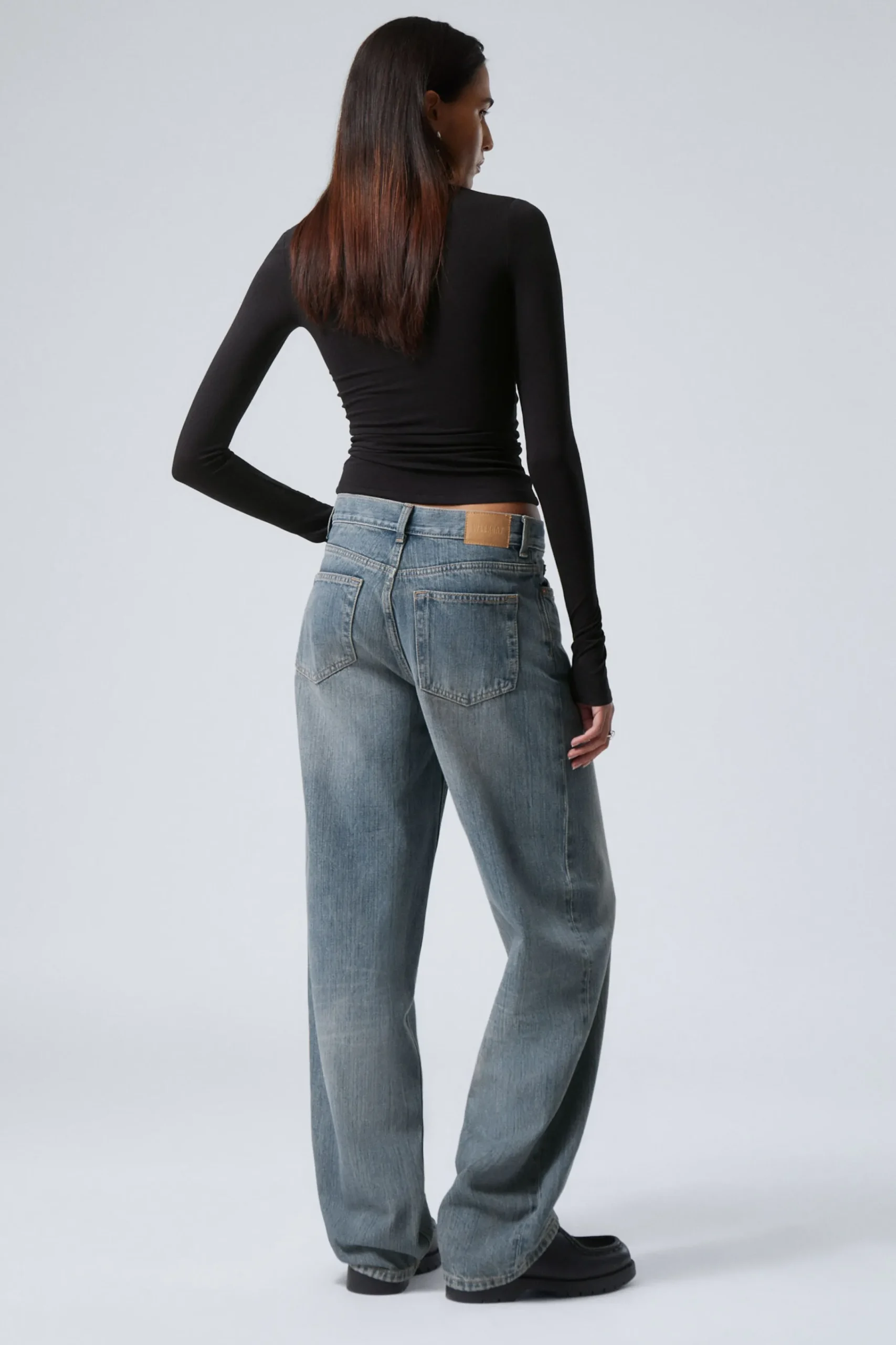 rail_mid_waist_loose_wide_leg_jeans_4-7.webp Weekday Jeans<RAIL MID WAIST LOOSE WIDE LEG JEANS