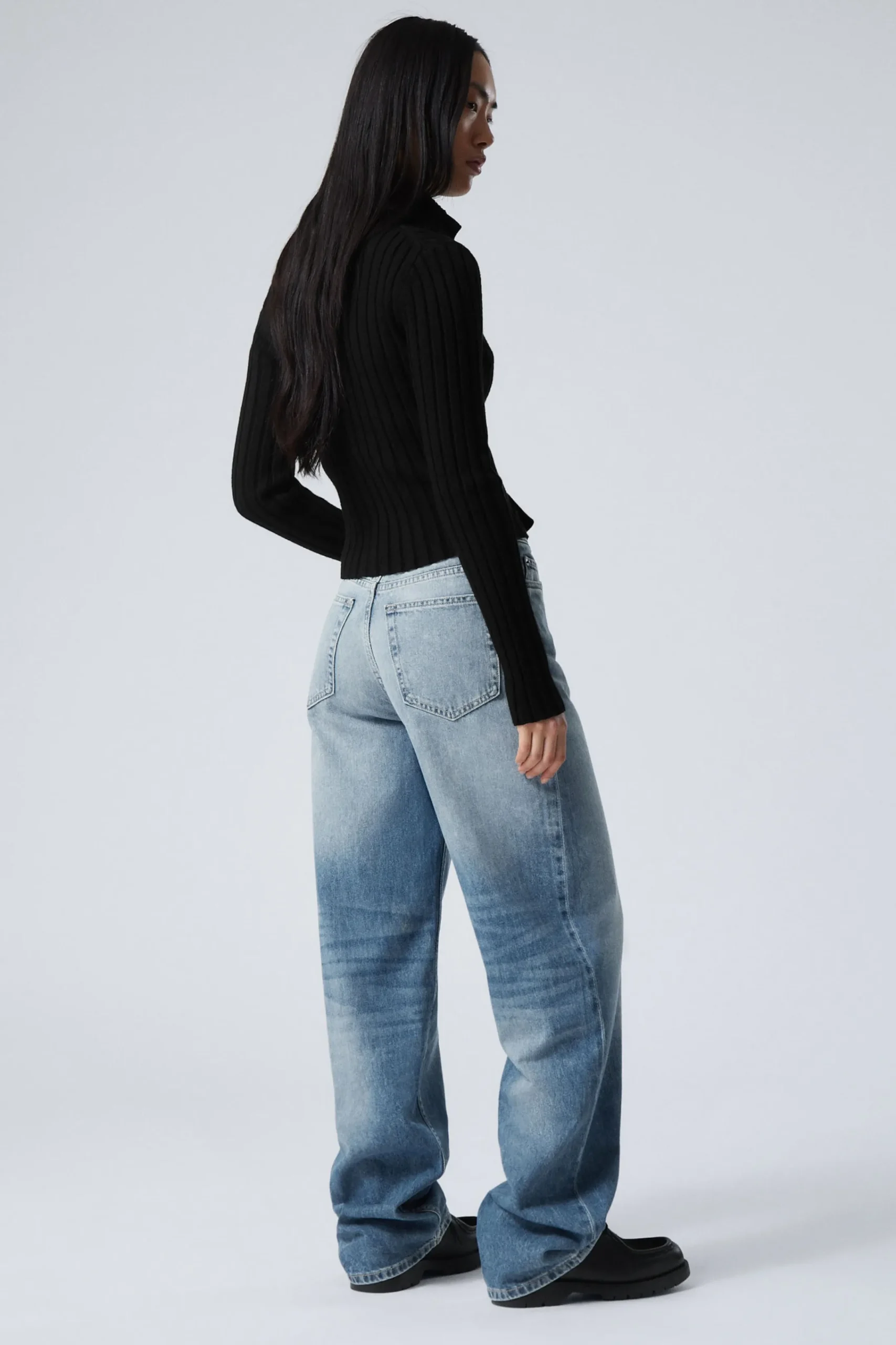 rail_mid_waist_loose_wide_leg_jeans_4.webp Weekday Jeans<RAIL MID WAIST LOOSE WIDE LEG JEANS