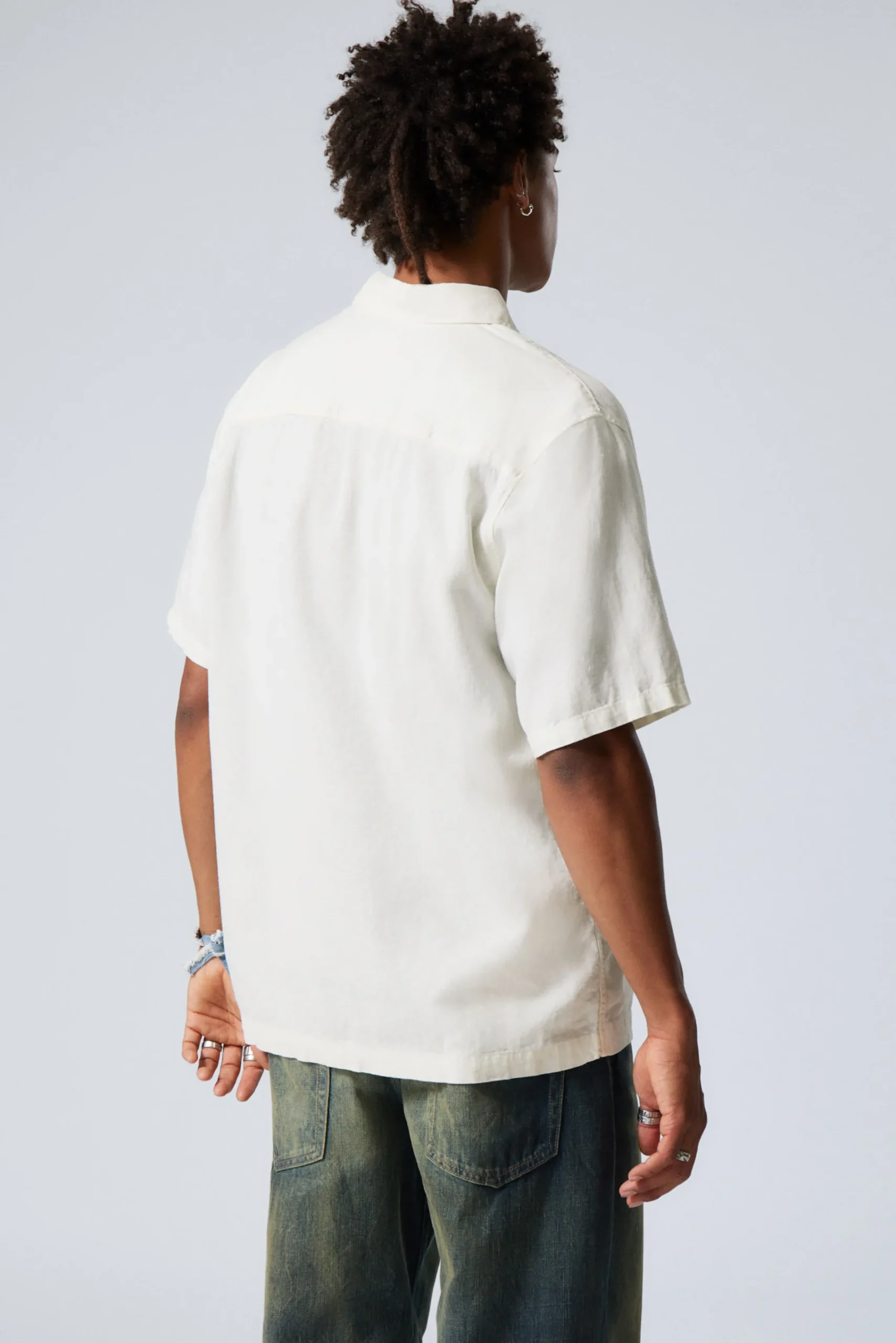 relaxed_linen_short_sleeve_3.webp Weekday Skjortor<RELAXED LINEN SHORT SLEEVE