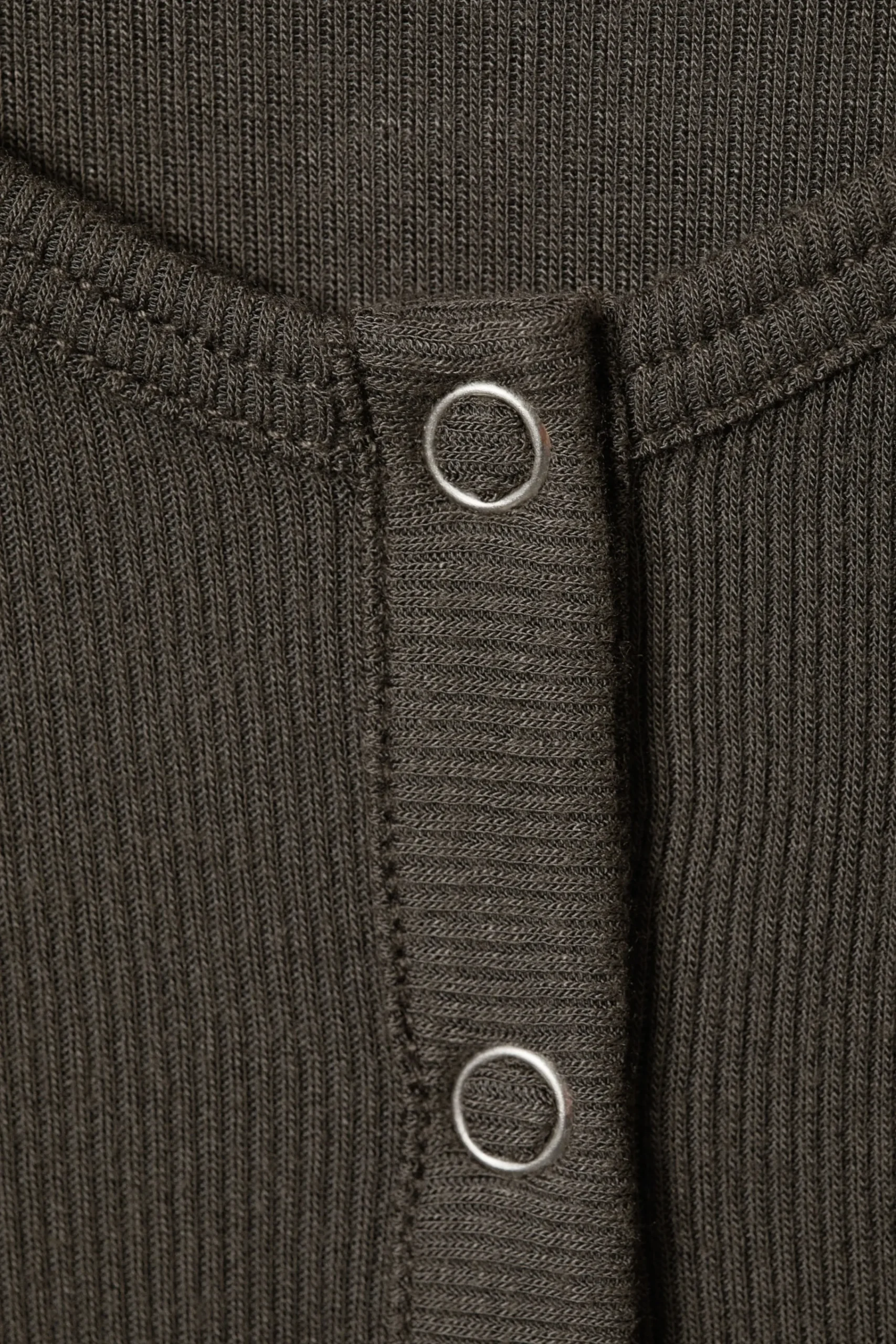 Weekday Toppar<RIBBSTICKAD LÅNGÄRMAD HENLEY-TRÖJA