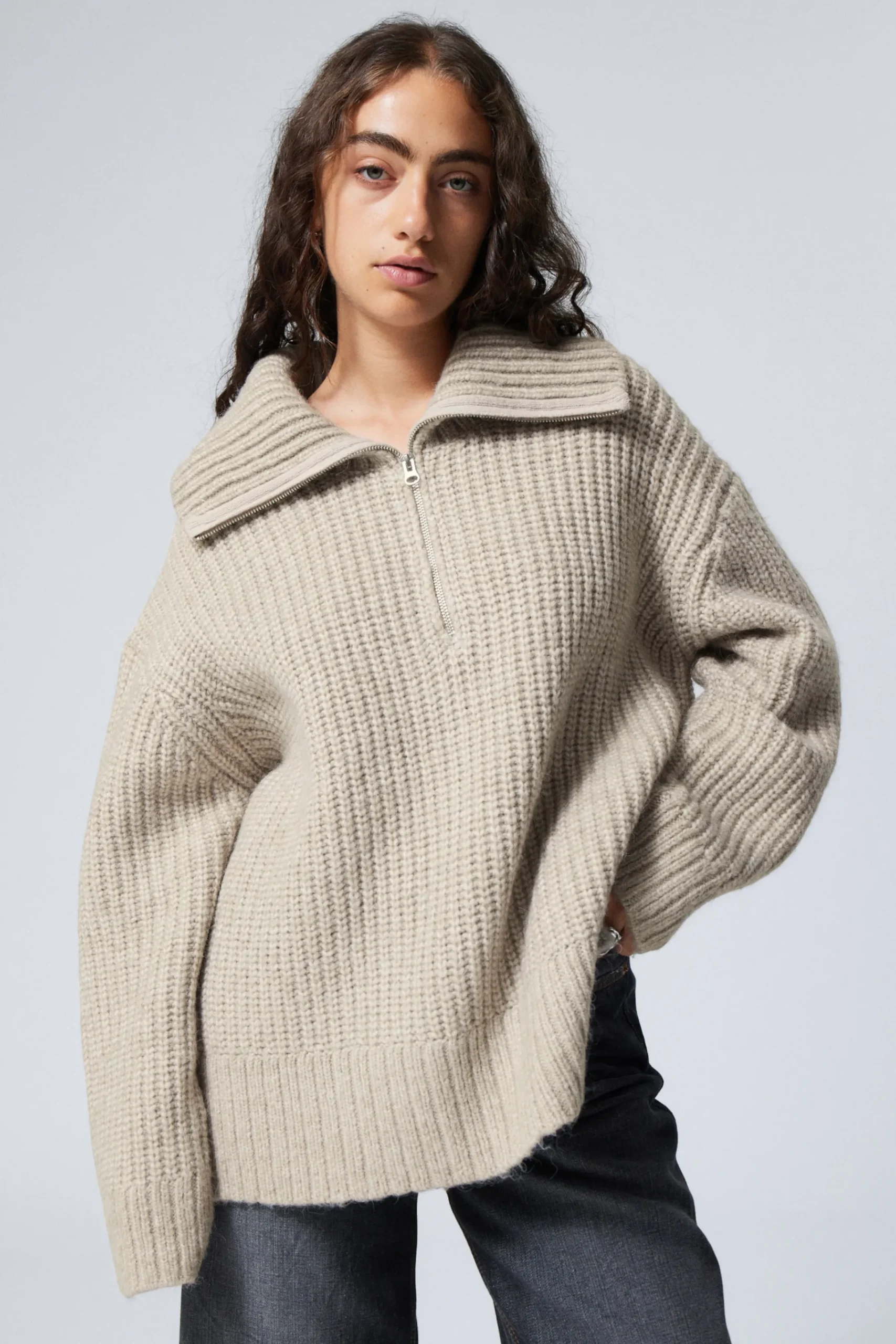 Weekday Stickat<RIBBSTICKAD TURTLENECK MED DRAGKEDJA