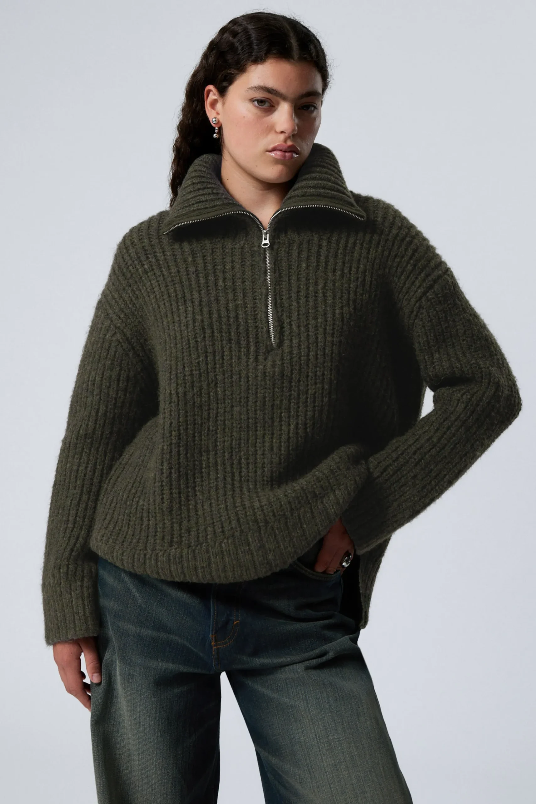 Weekday Stickat<RIBBSTICKAD TURTLENECK MED DRAGKEDJA
