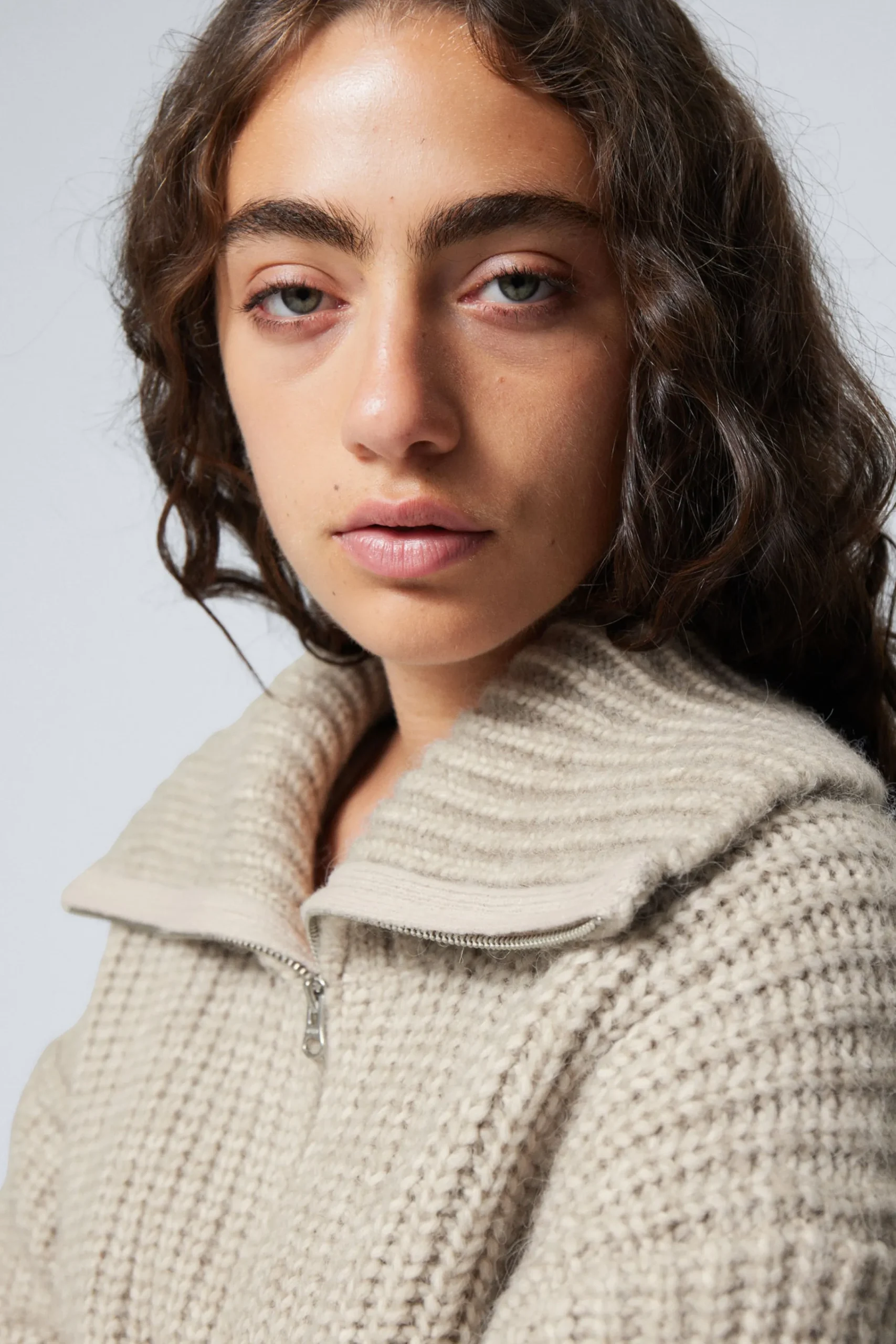 Weekday Stickat<RIBBSTICKAD TURTLENECK MED DRAGKEDJA
