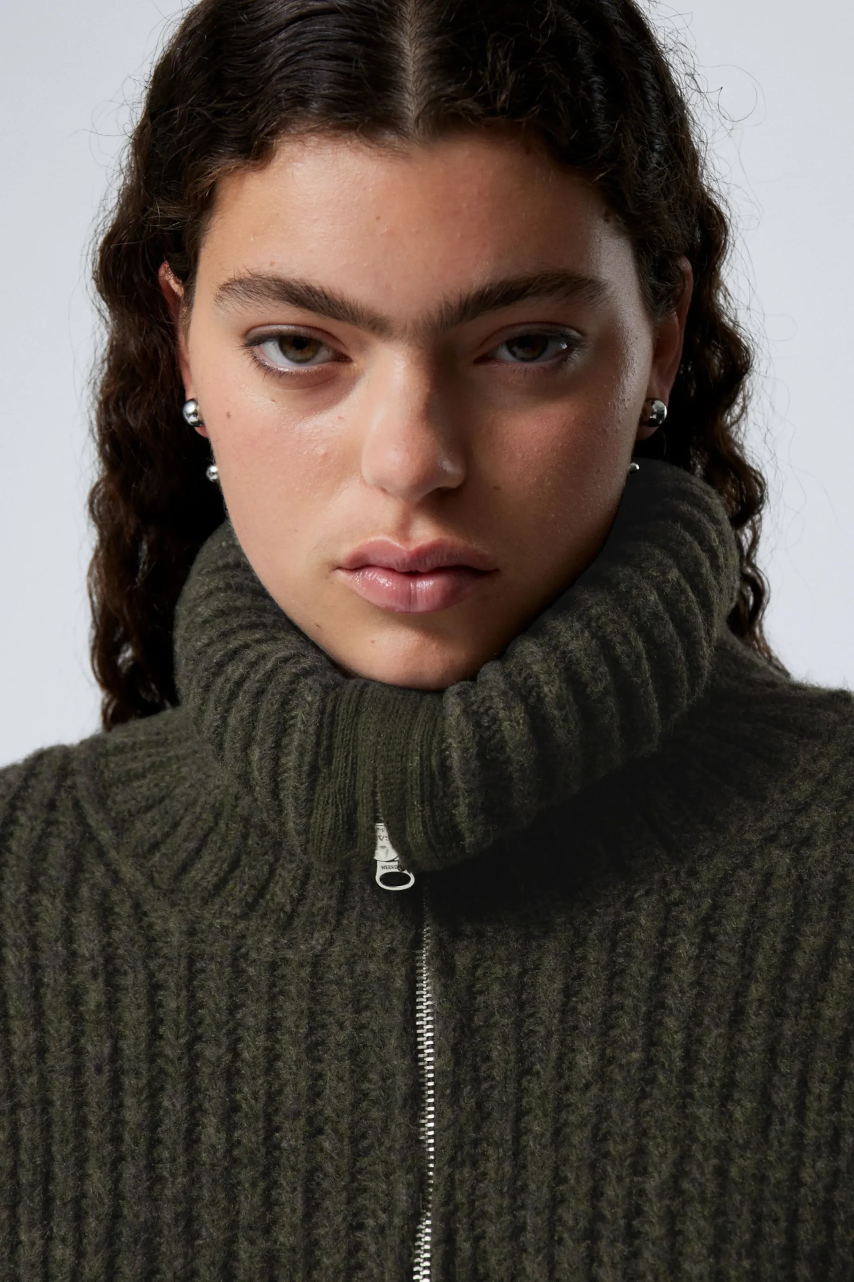 Weekday Stickat<RIBBSTICKAD TURTLENECK MED DRAGKEDJA