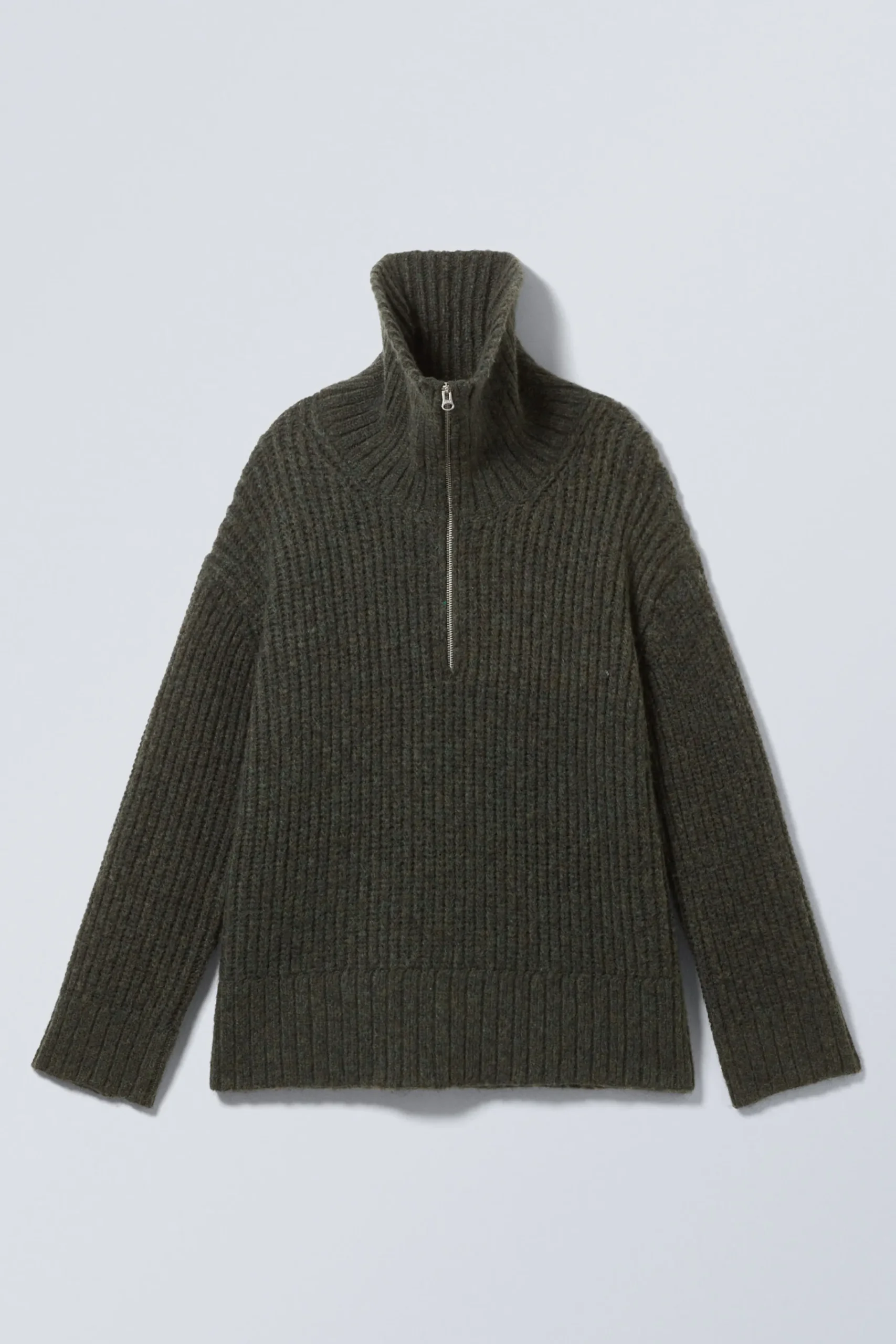ribbstickad_turtleneck_med_dragkedja_2.webp Weekday Stickat<RIBBSTICKAD TURTLENECK MED DRAGKEDJA
