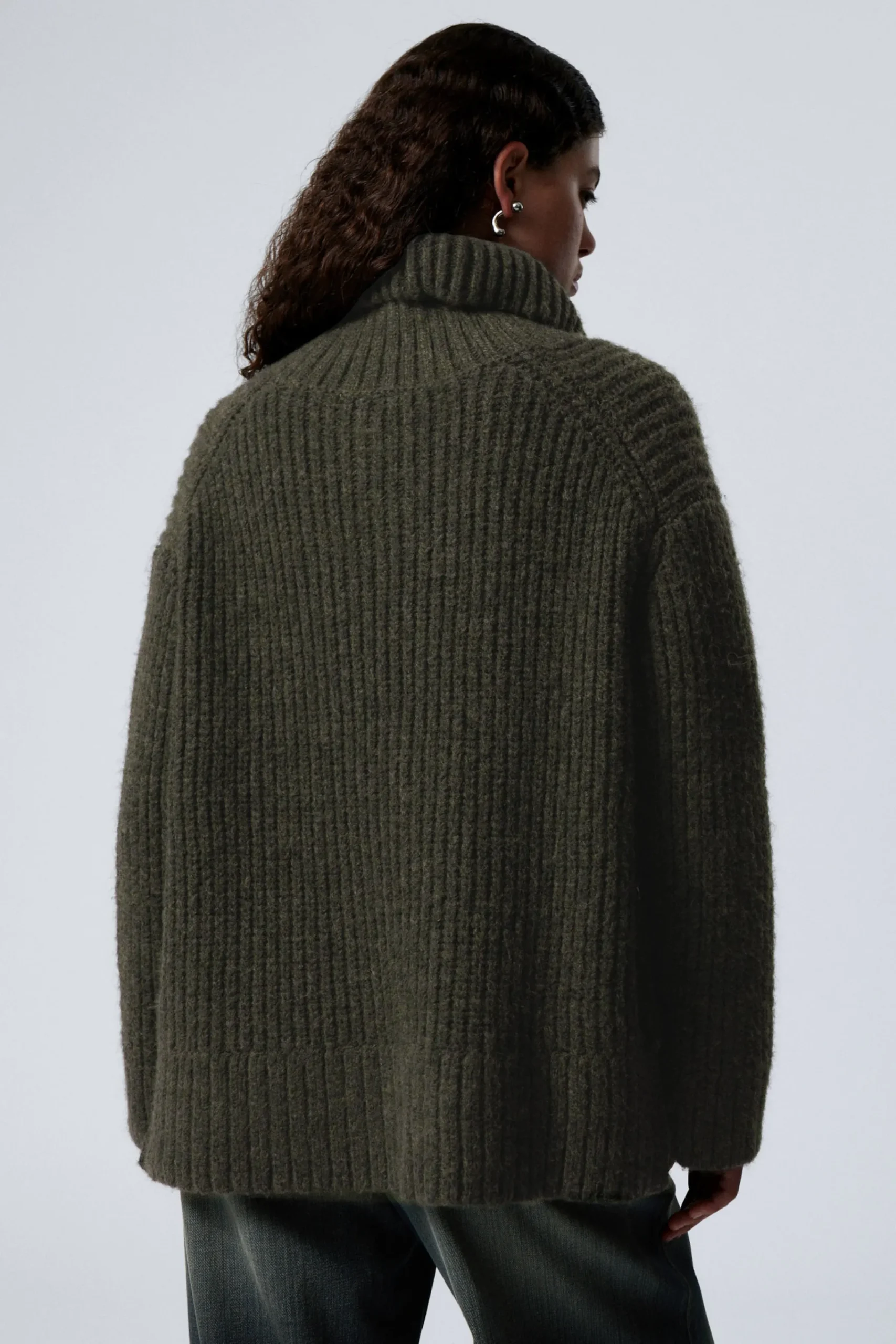 ribbstickad_turtleneck_med_dragkedja_3.webp Weekday Stickat<RIBBSTICKAD TURTLENECK MED DRAGKEDJA