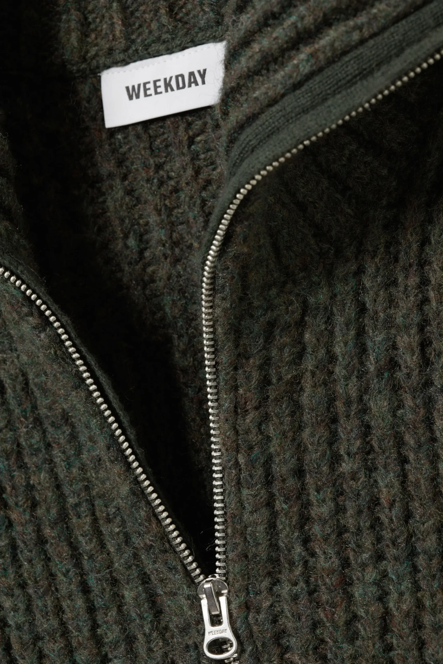 ribbstickad_turtleneck_med_dragkedja_4.webp Weekday Stickat<RIBBSTICKAD TURTLENECK MED DRAGKEDJA
