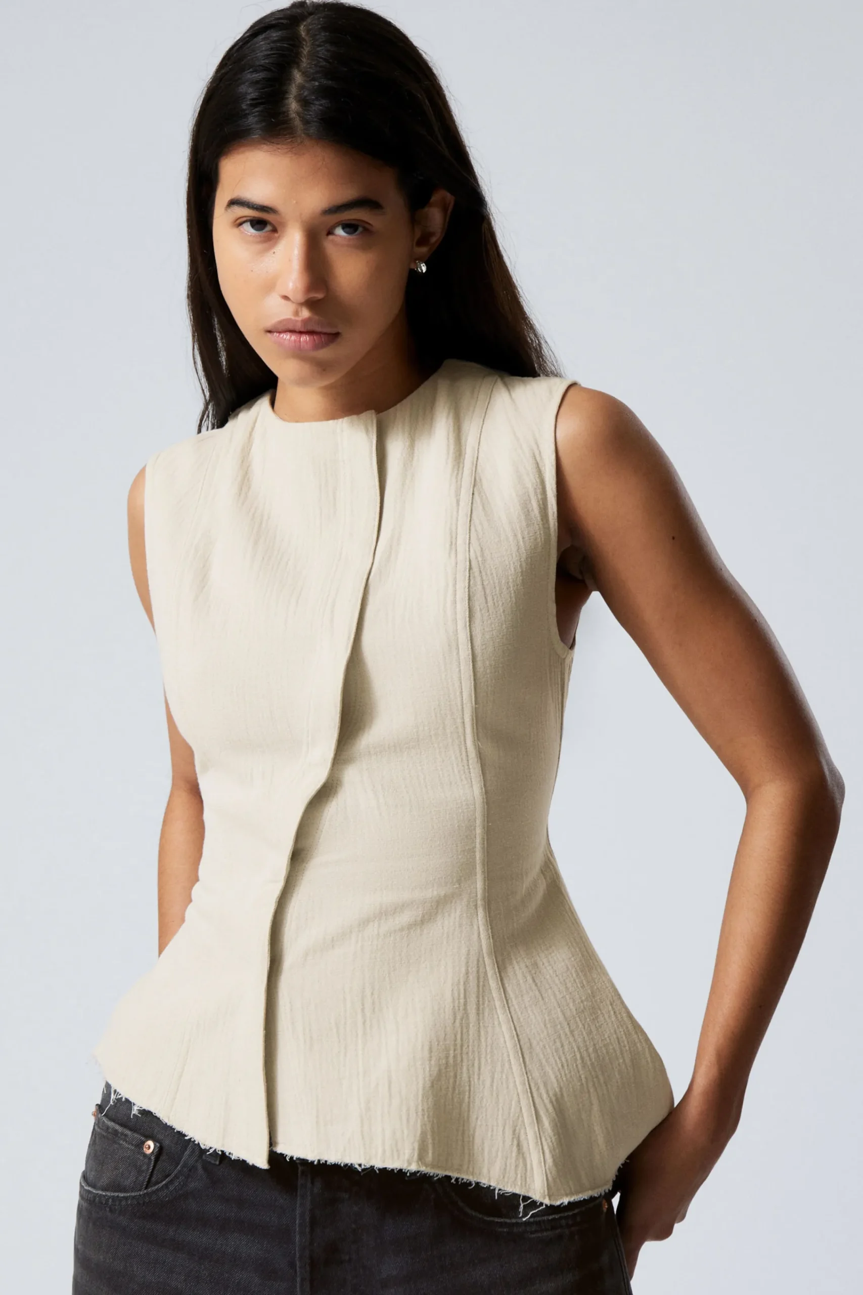Weekday Toppar<ÄRMLÖS ASYMMETRISK PEPLUM TOPP