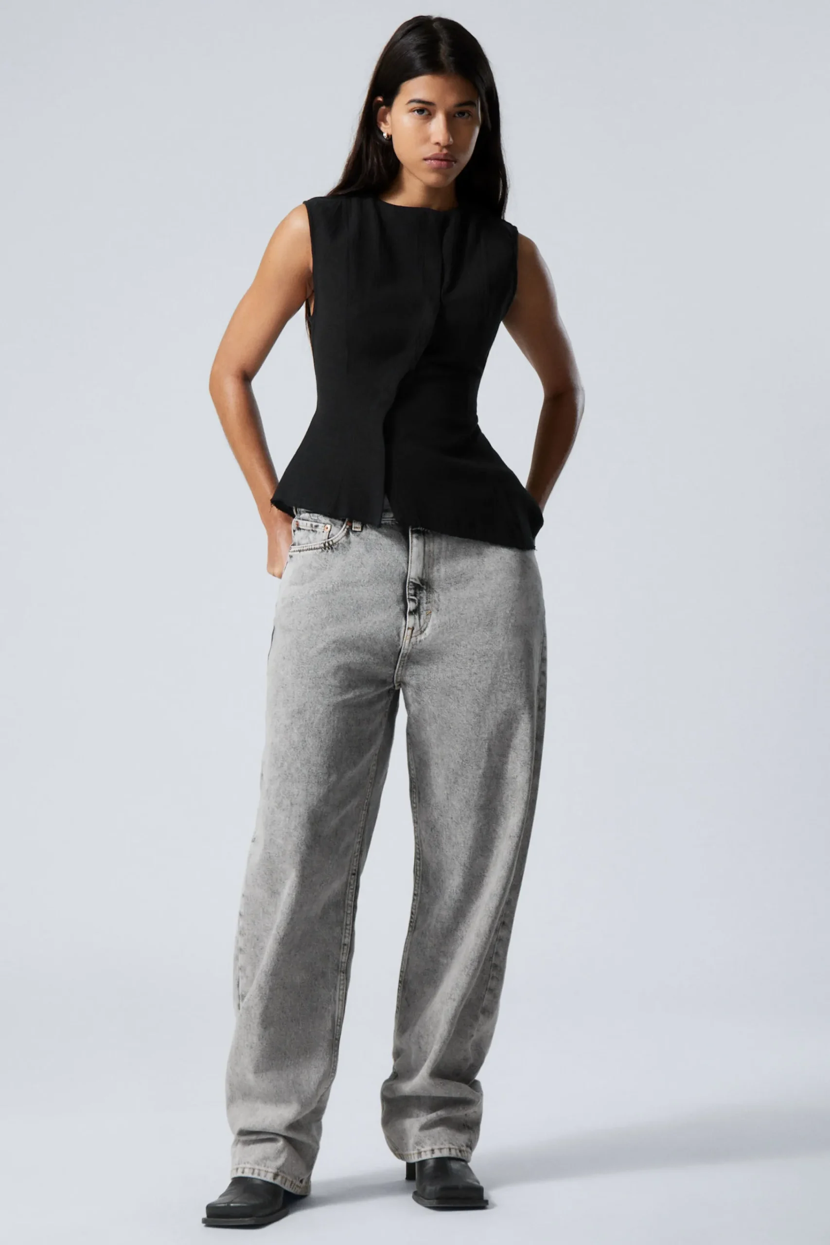 rmls_asymmetrisk_peplum_topp_1-1.webp Weekday Toppar<ÄRMLÖS ASYMMETRISK PEPLUM TOPP