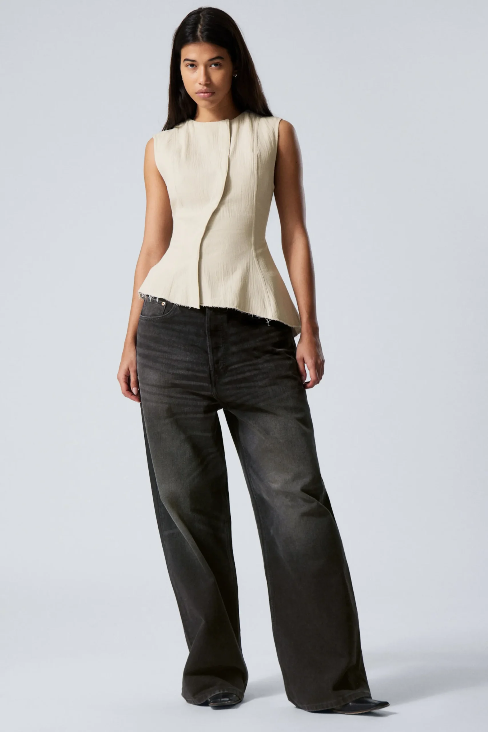 Weekday Toppar<ÄRMLÖS ASYMMETRISK PEPLUM TOPP