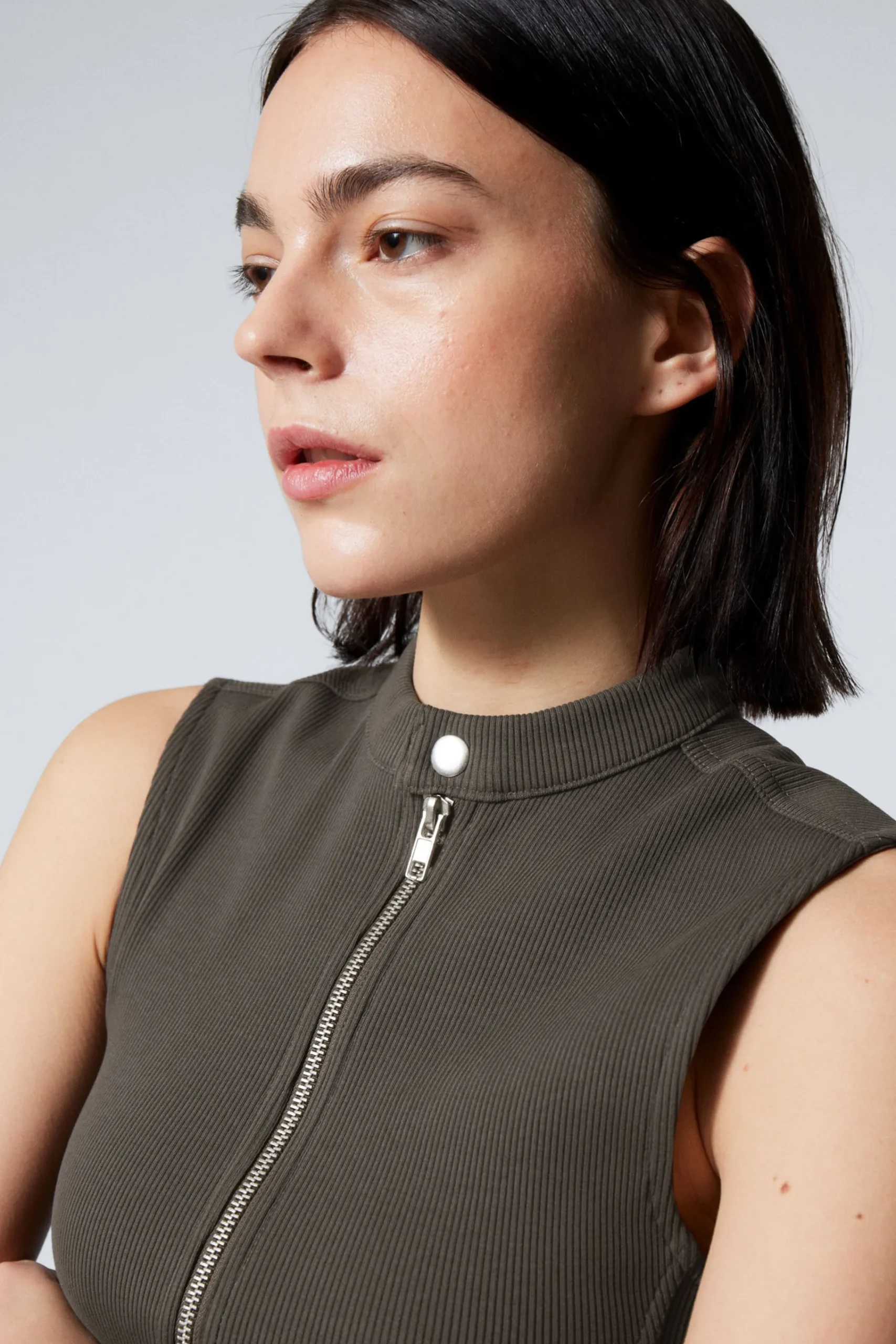 Weekday Toppar<ÄRMLÖS RIBBAD ZIP-TOPP