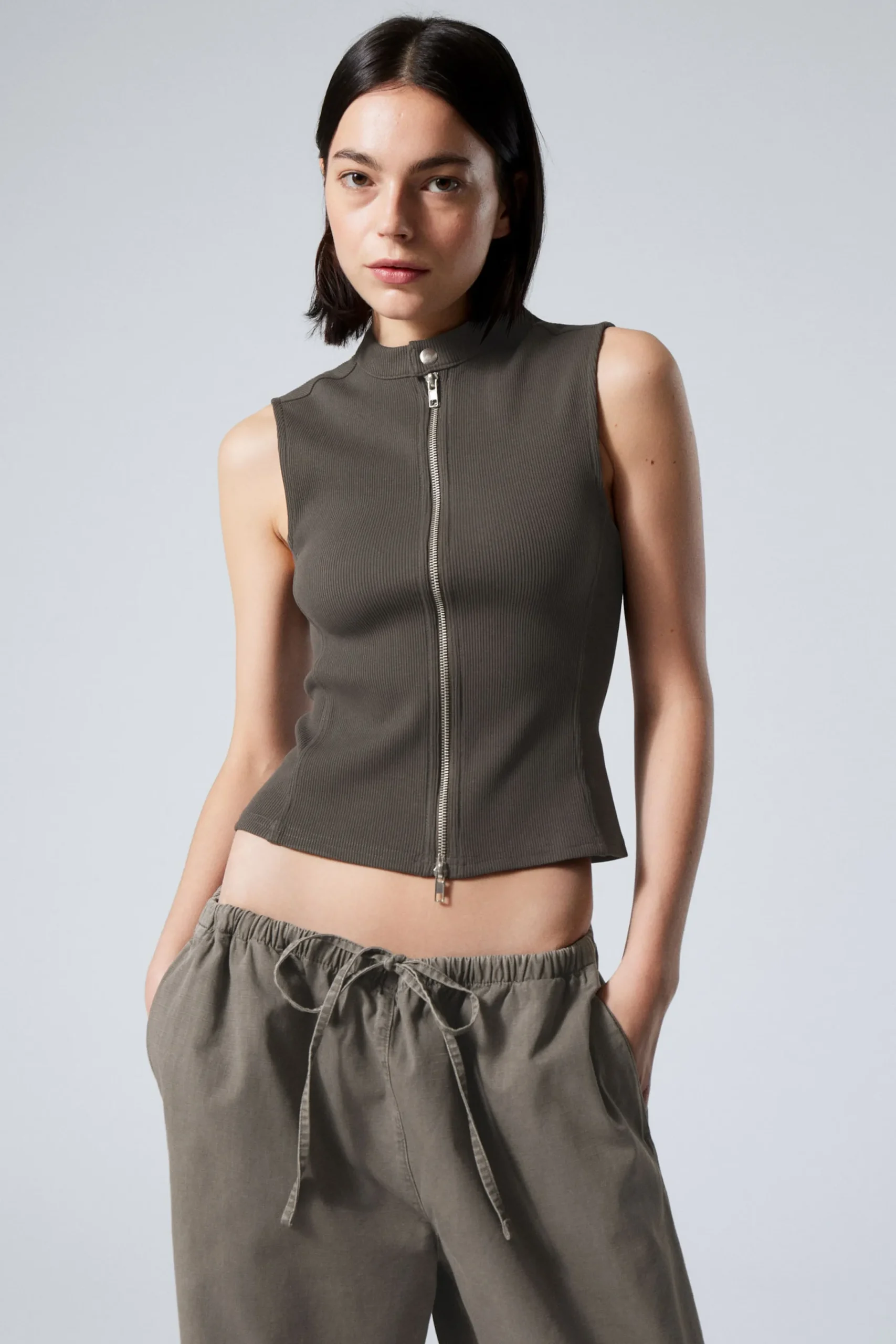 Weekday Toppar<ÄRMLÖS RIBBAD ZIP-TOPP