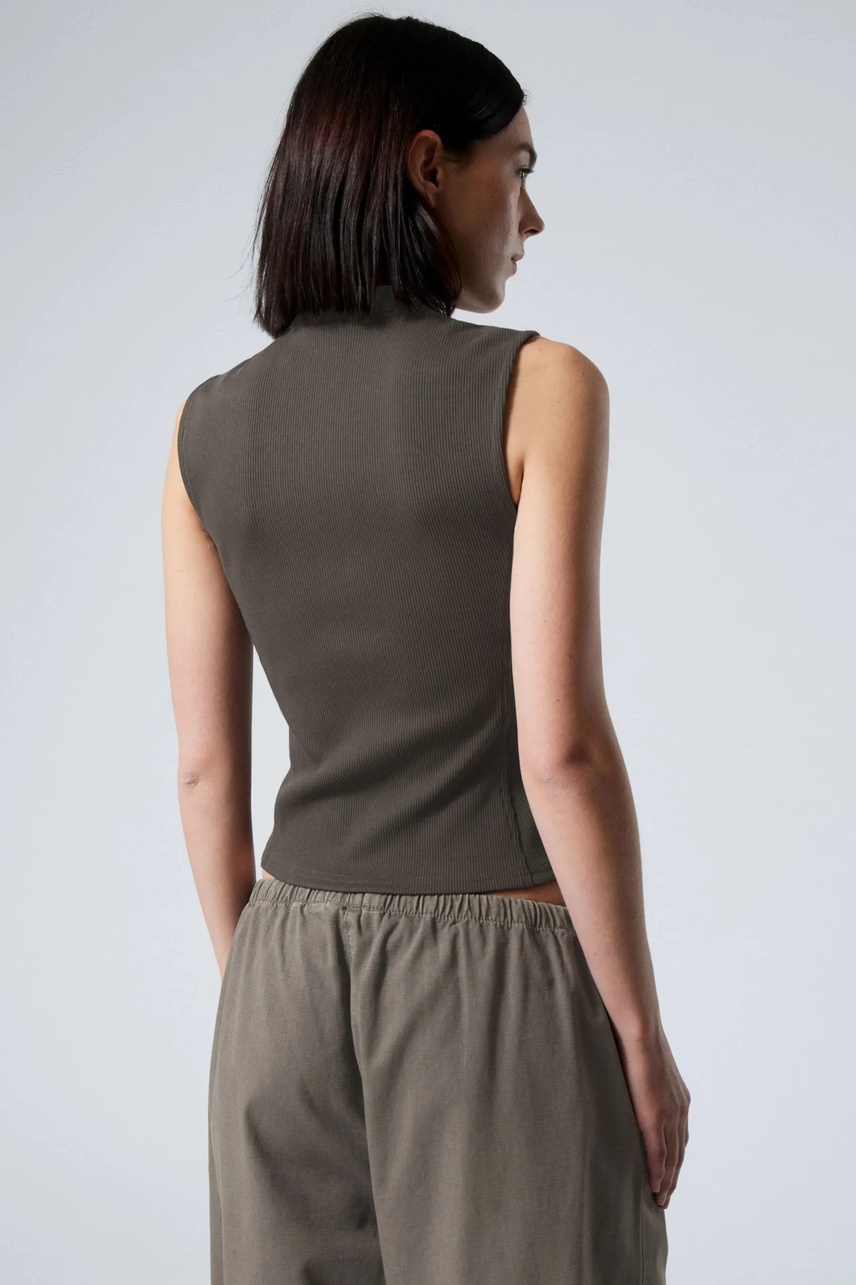 rmls_ribbad_ziptopp_3.webp Weekday Toppar<ÄRMLÖS RIBBAD ZIP-TOPP